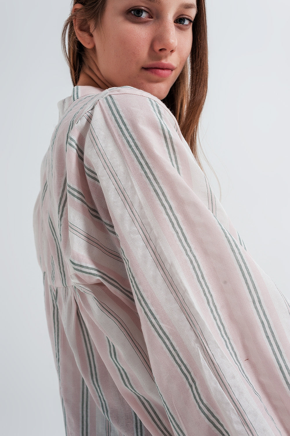 Camicia rosa a righe con collo serafino
