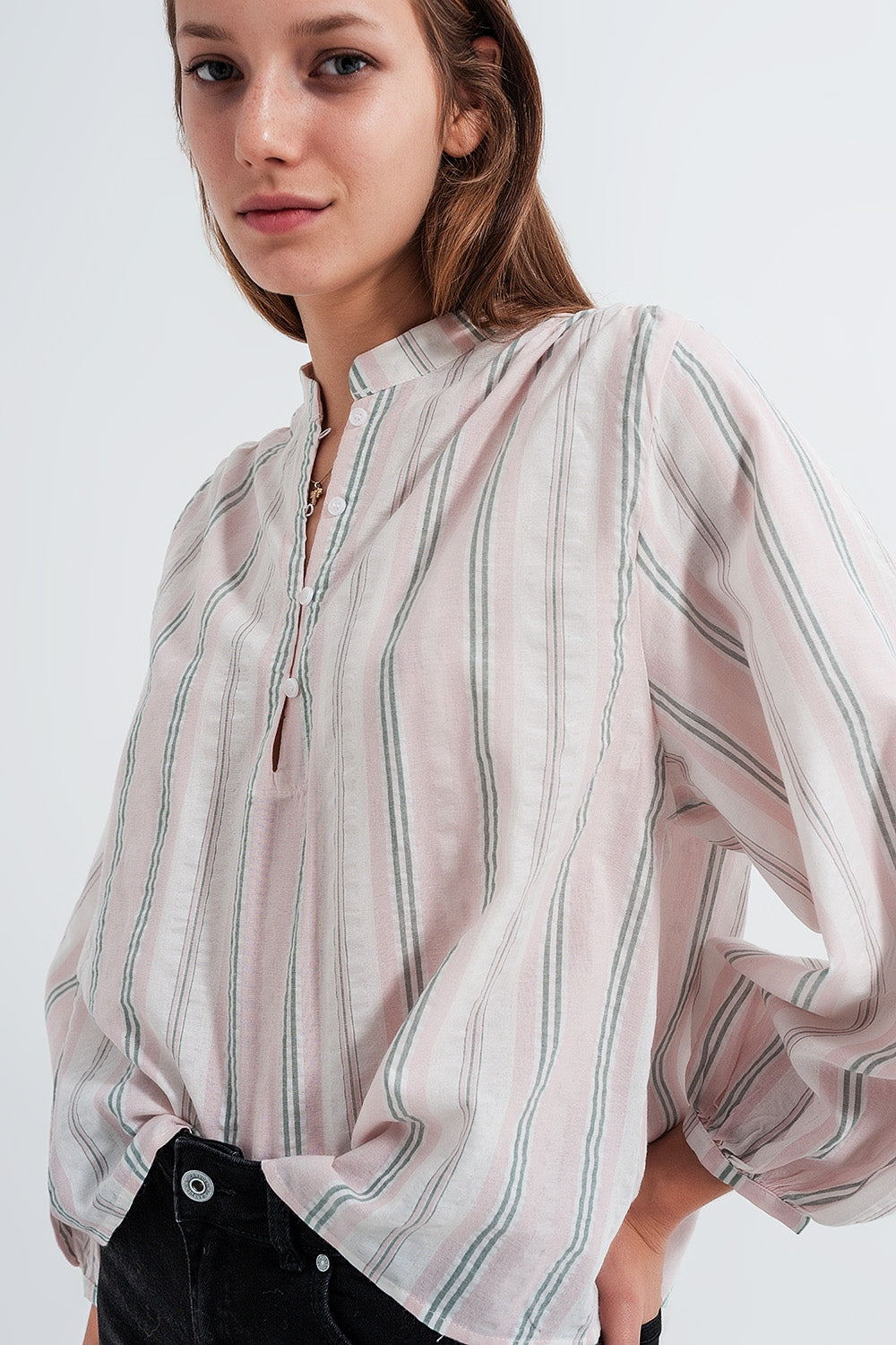Camicia rosa a righe con collo serafino