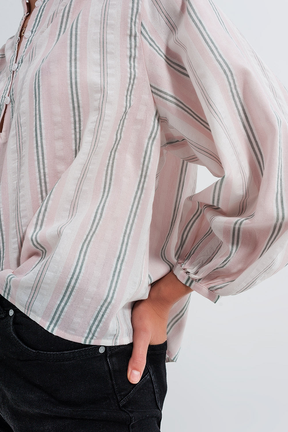 Camicia rosa a righe con collo serafino