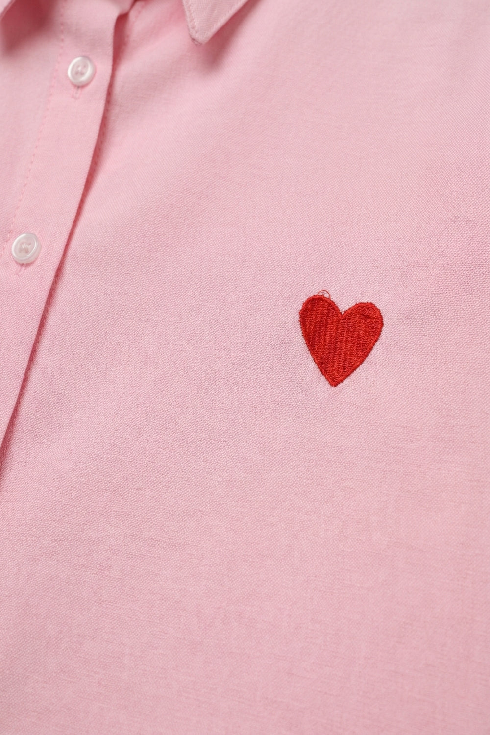 Camicia rosa con bottoni e dettaglio cuore ricamato