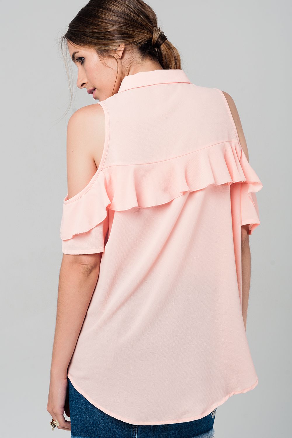Camicia rosa con le spalle scoperte e volant