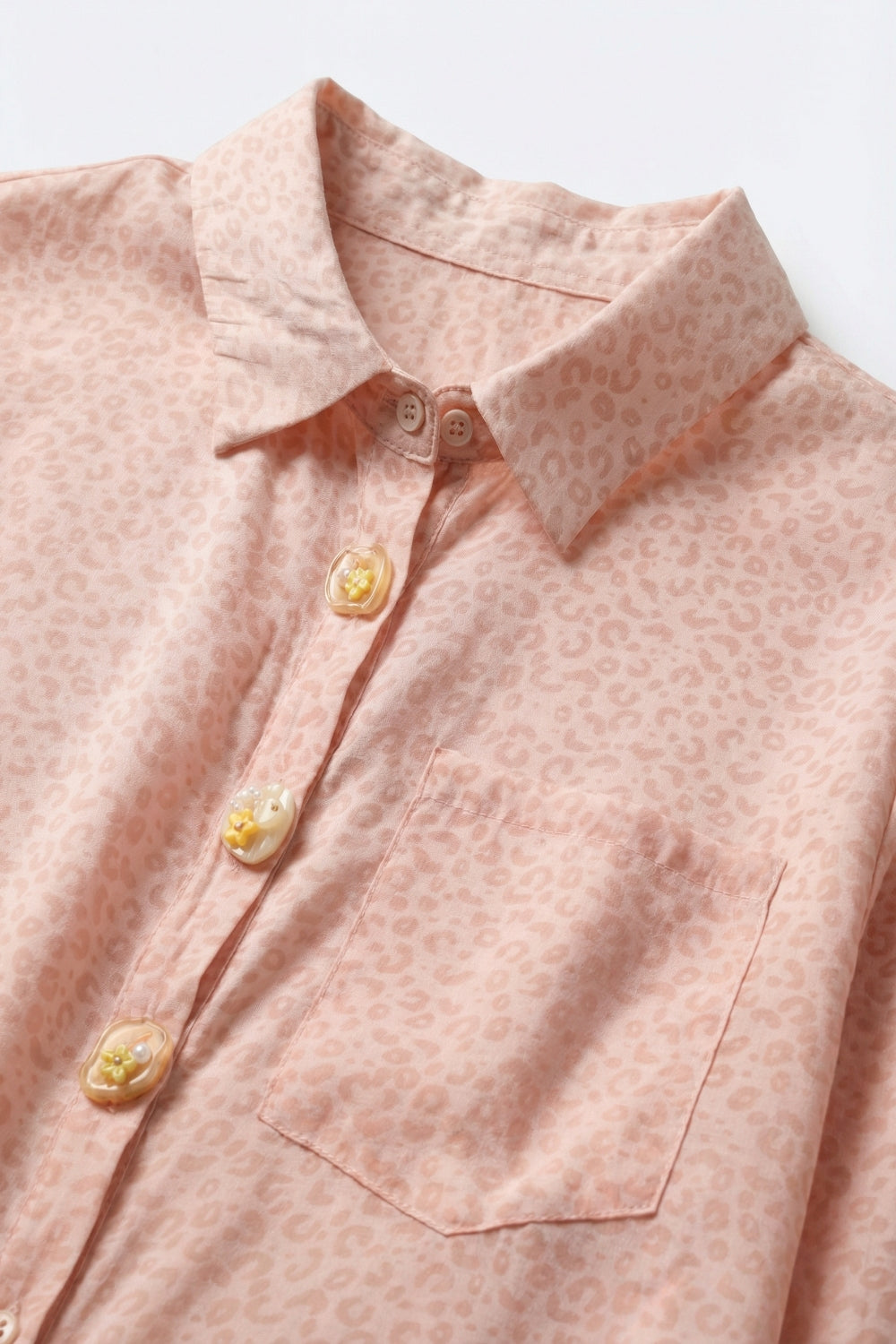 Camicia rosa con stampa animalier in tessuto trasparente con abbottonatura e taschino