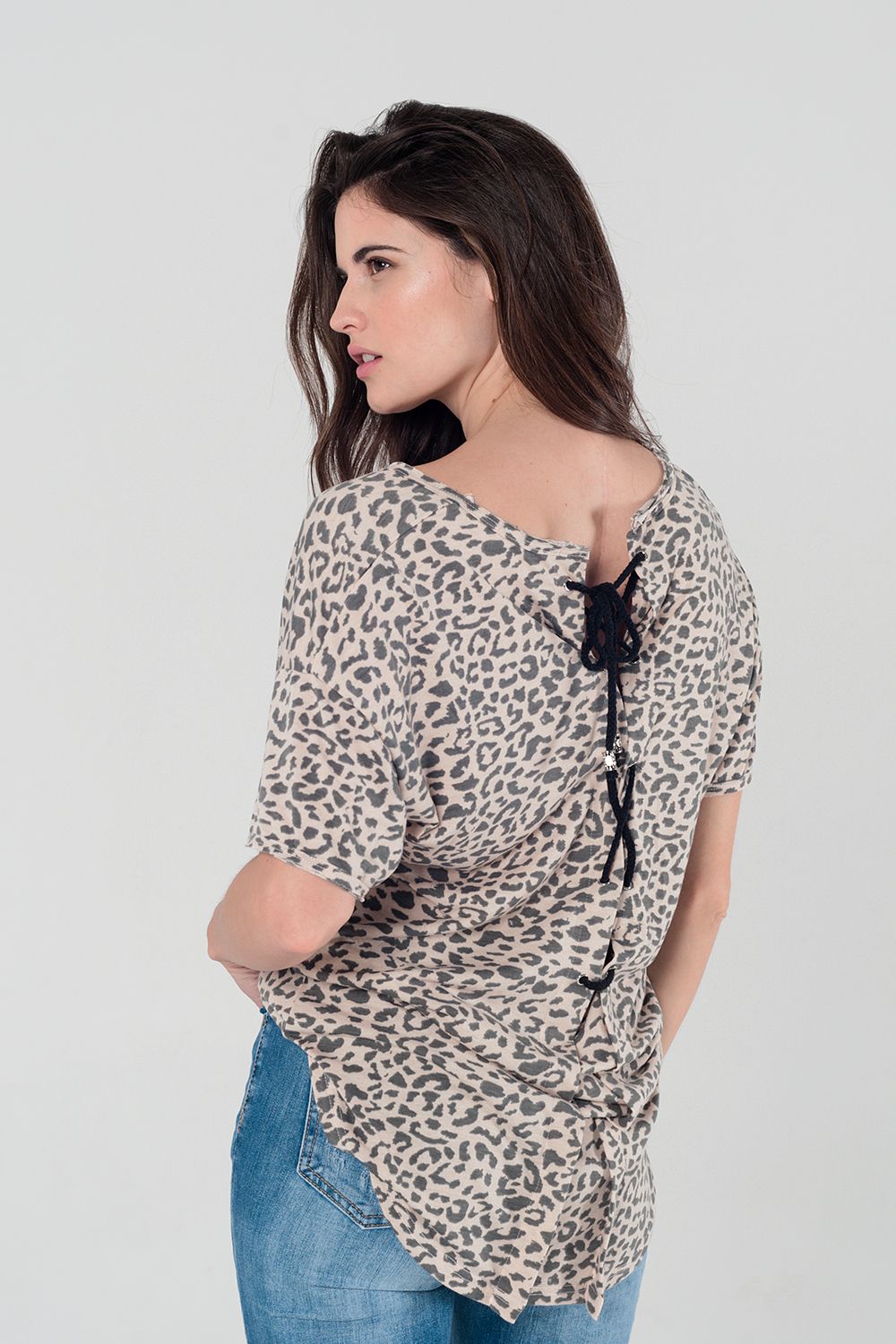 Camicia rosa leopardata con lacci