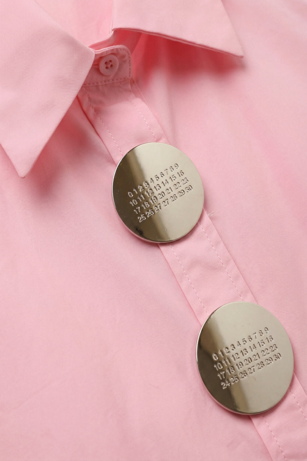 Camicia rosa oversize con bottoni argentati sul davanti in popeline