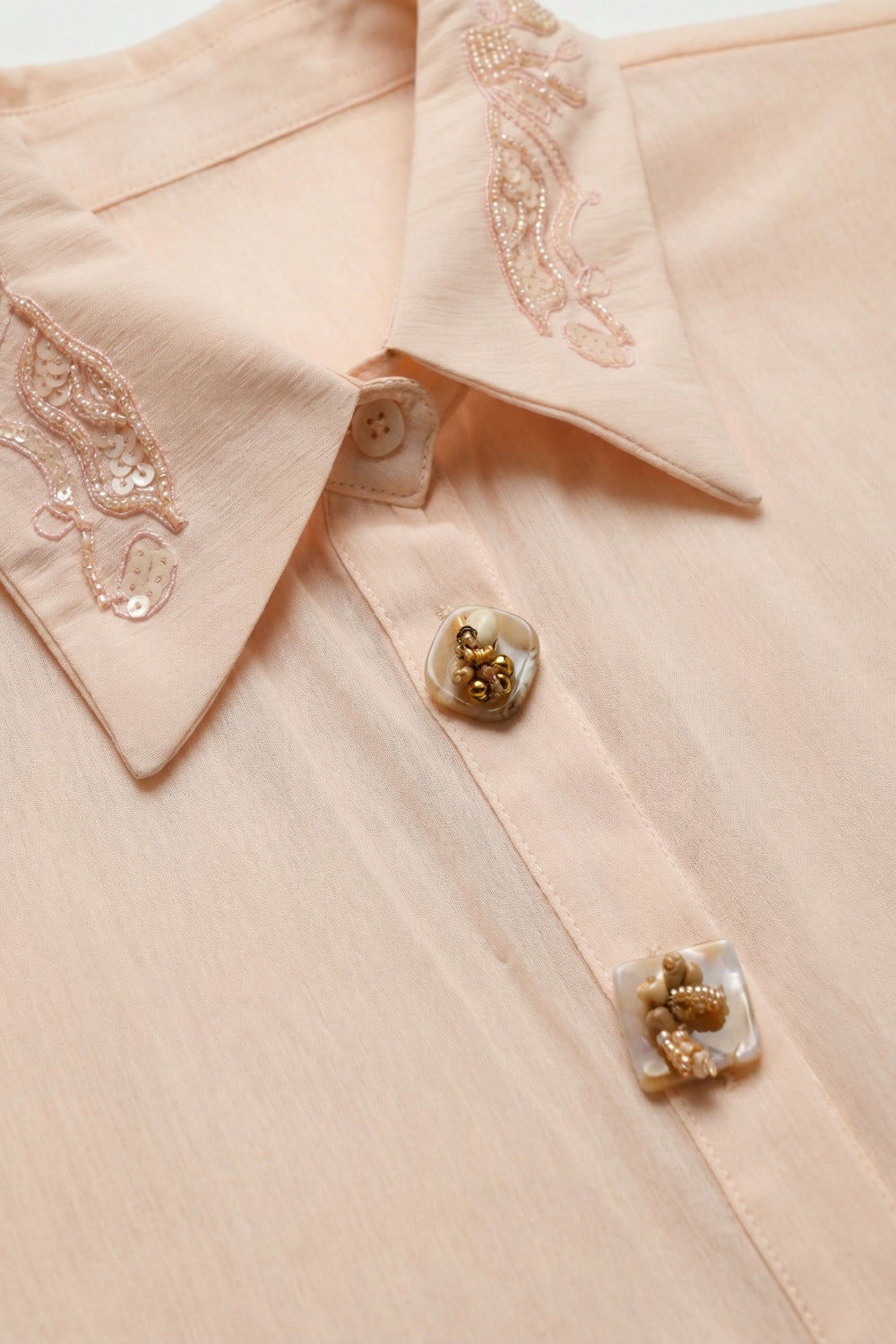 Camicia rosa semi-trasparente con colletto ricamato con paillettes