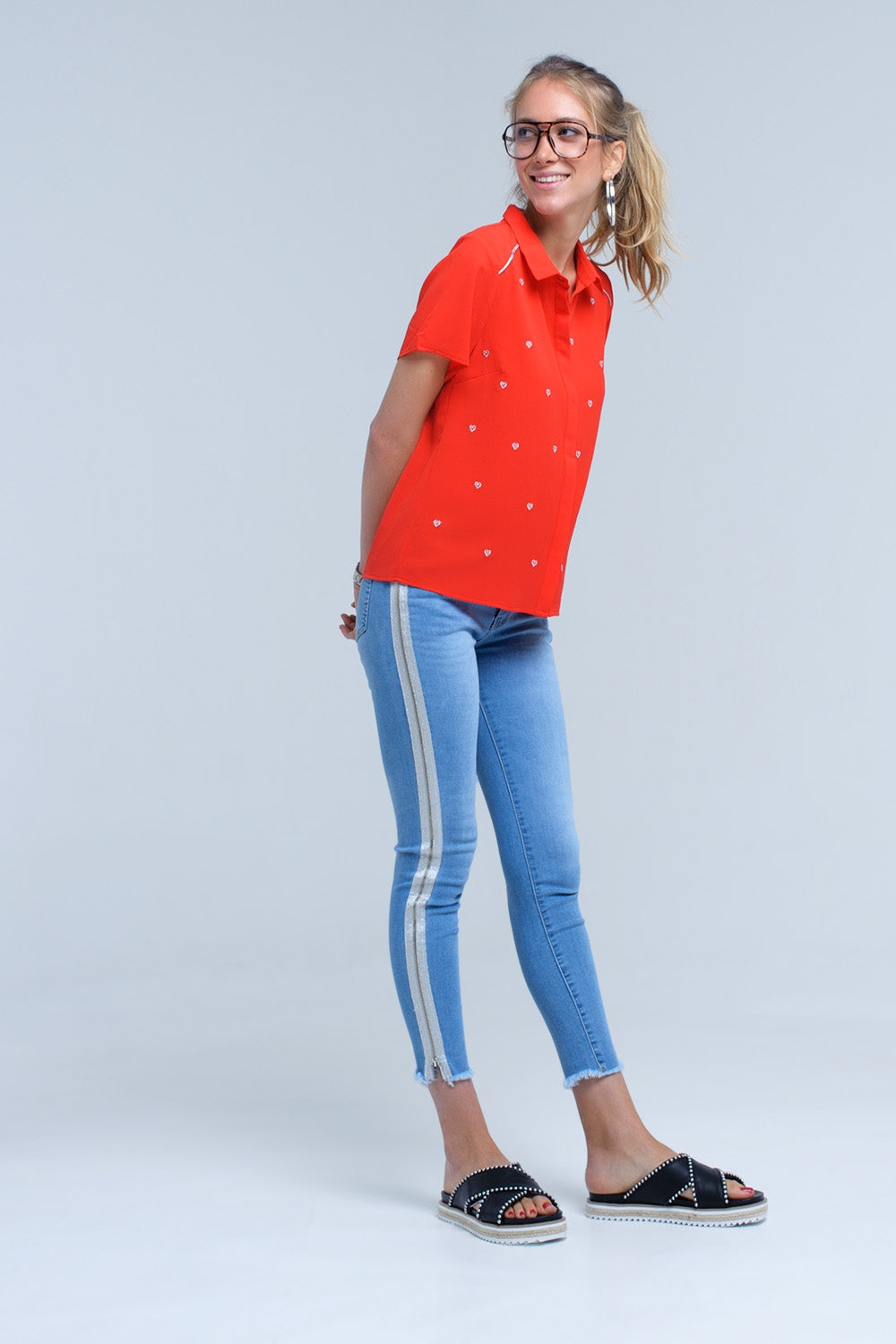 Camicia rossa con ricamo a cuore