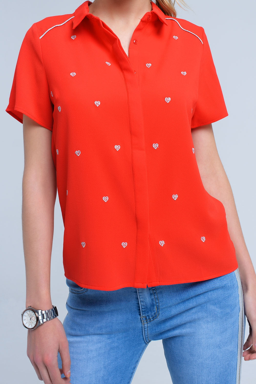Camicia rossa con ricamo a cuore