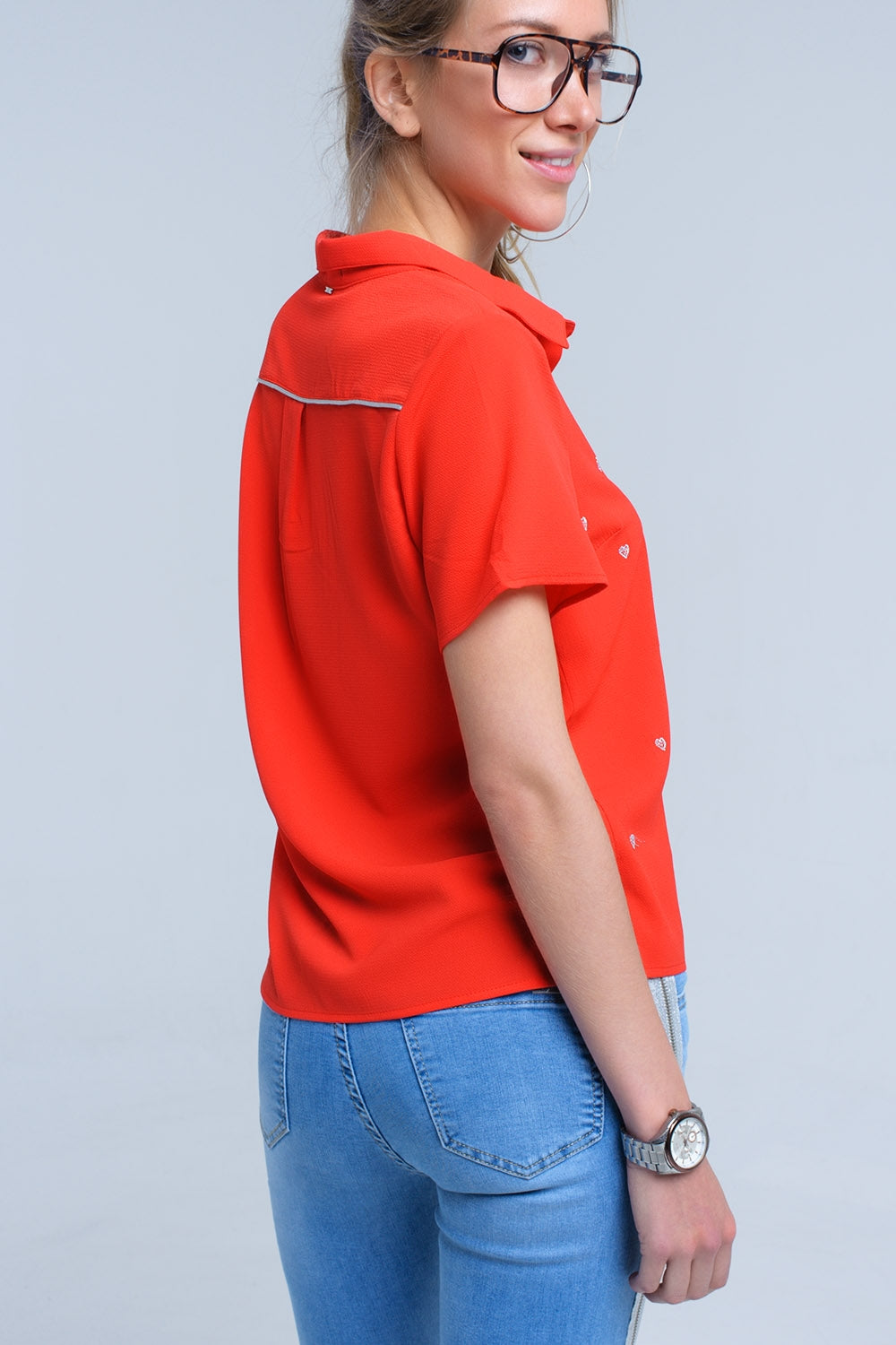 Camicia rossa con ricamo a cuore