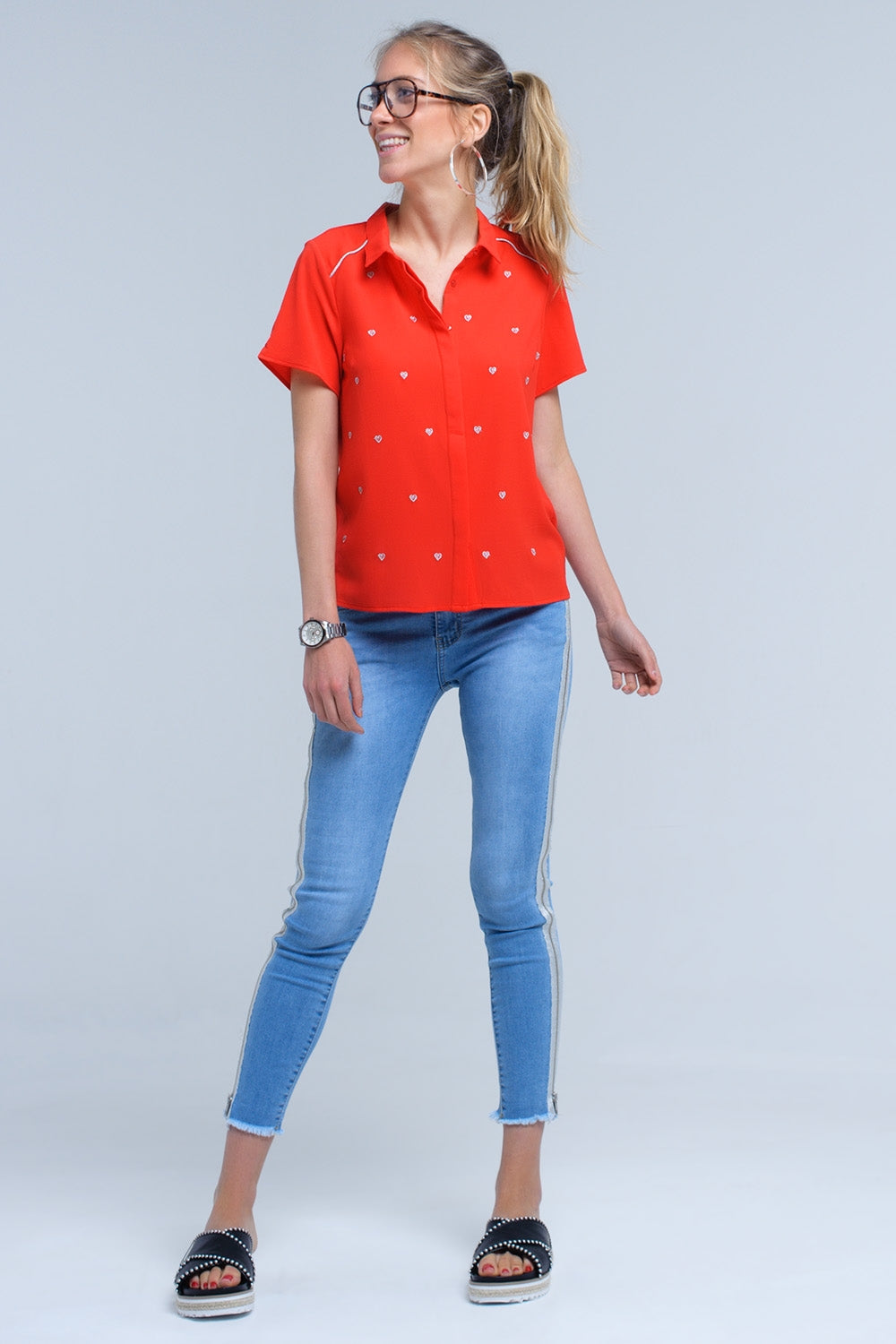 Camicia rossa con ricamo a cuore