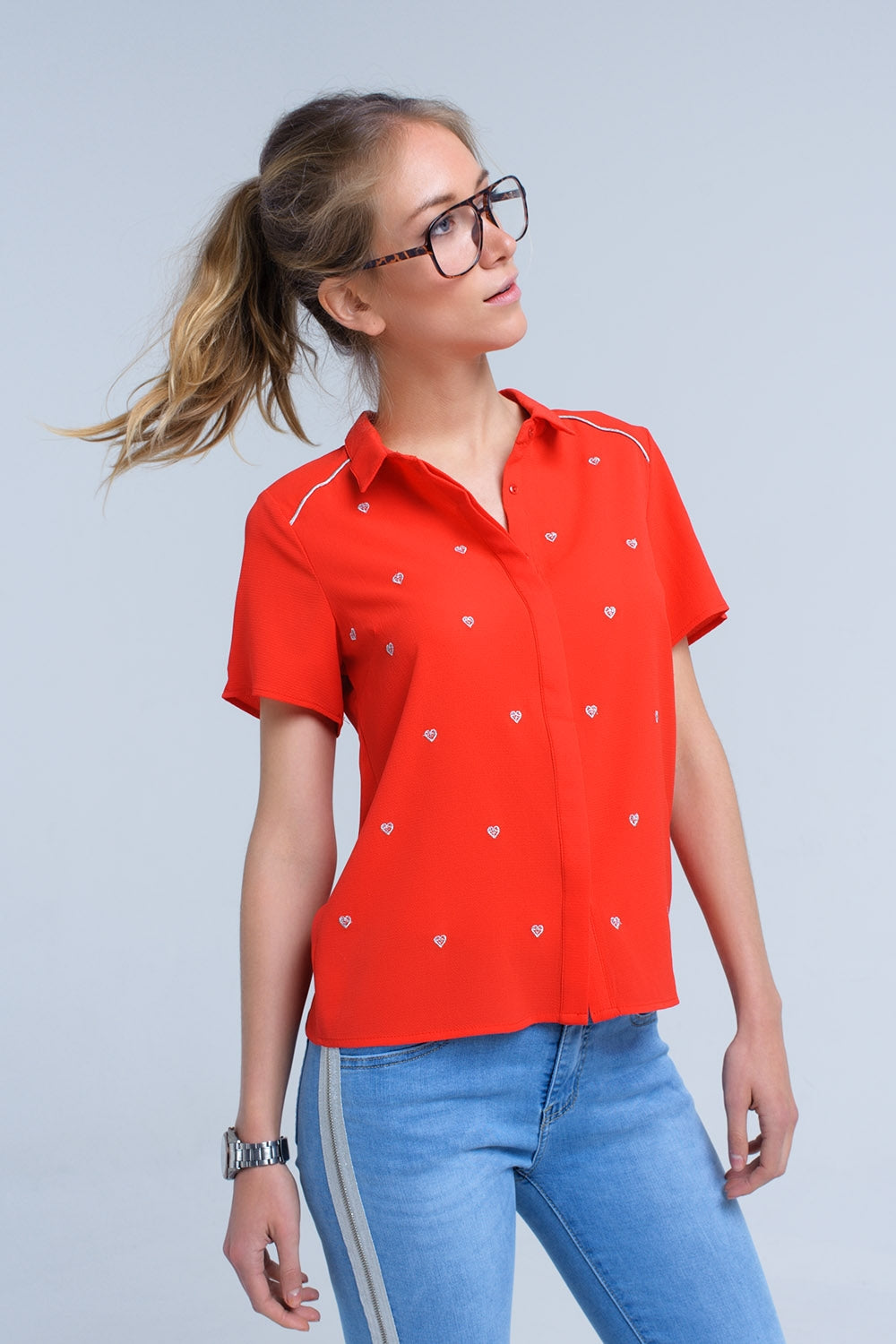 Camicia rossa con ricamo a cuore