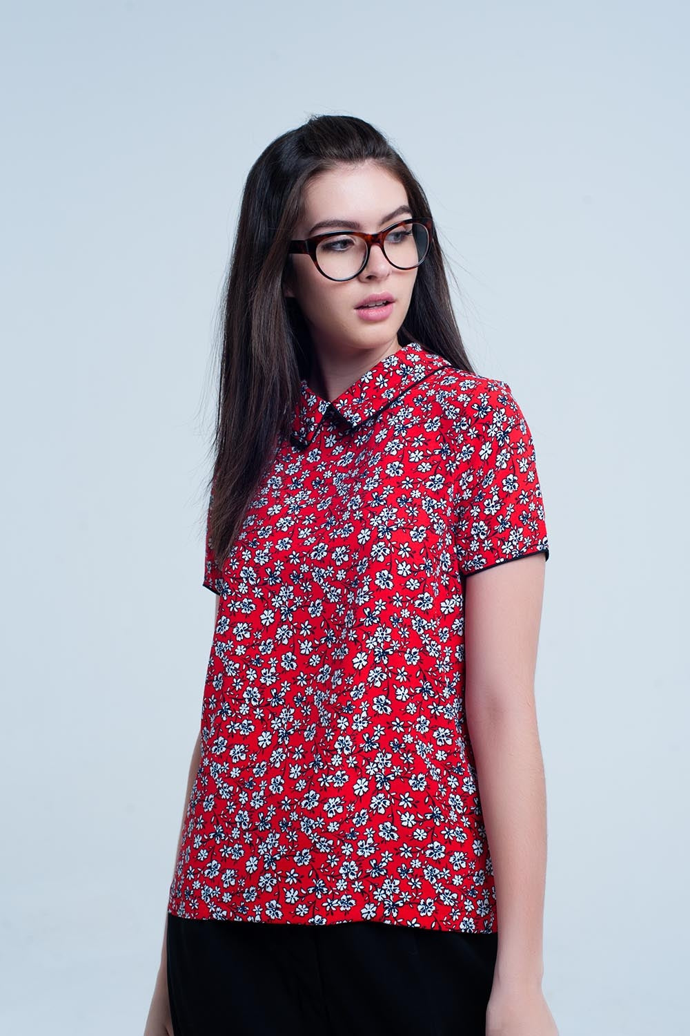 Camicia rossa con stampa di fiori bianchi