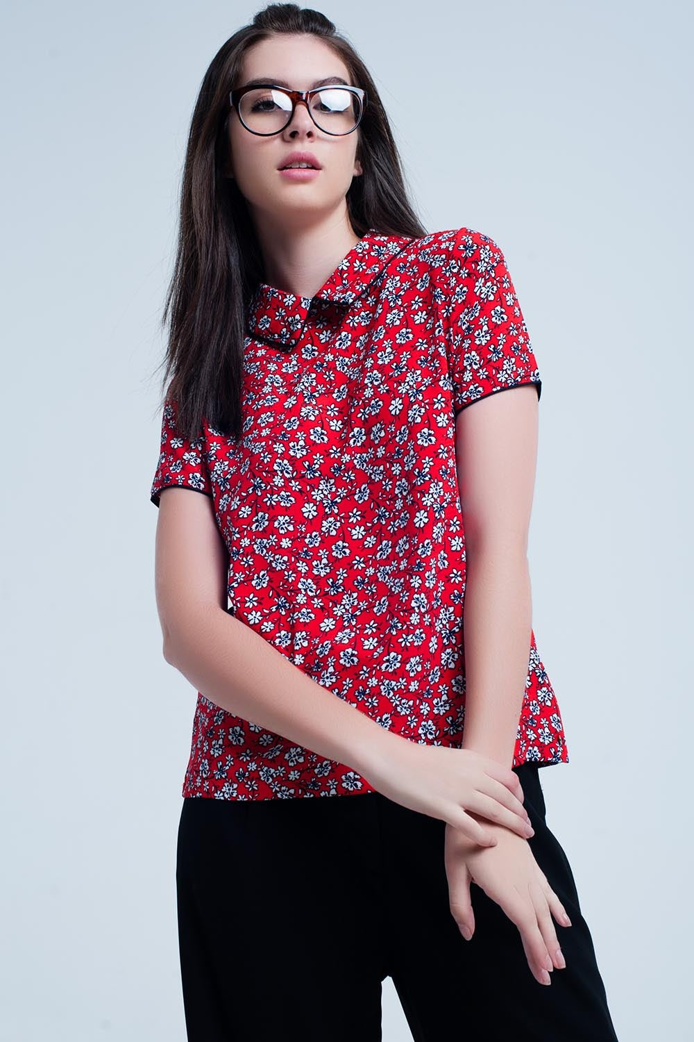 Camicia rossa con stampa di fiori bianchi