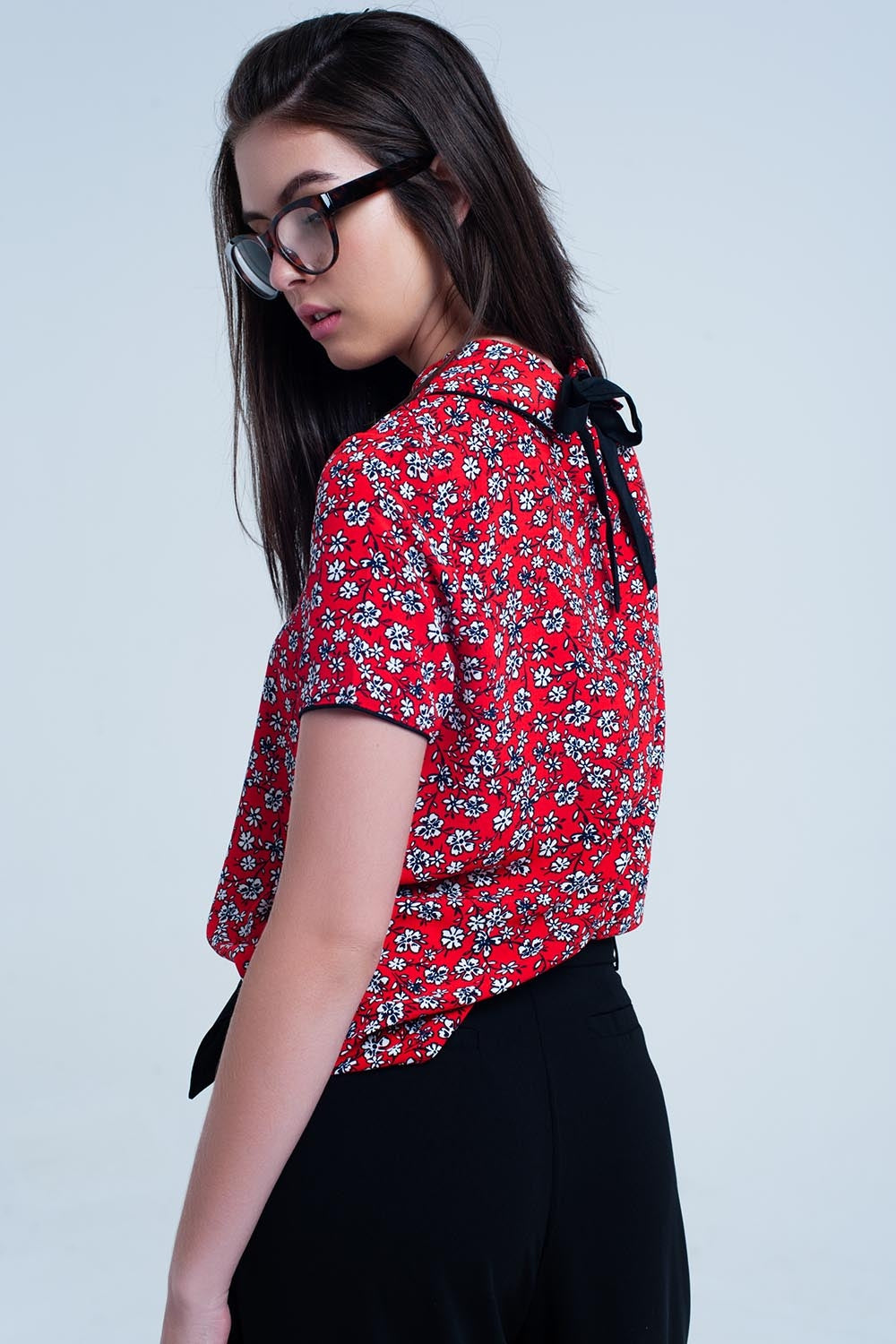 Camicia rossa con stampa di fiori bianchi