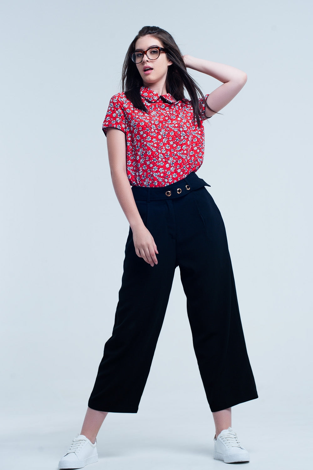 Camicia rossa con stampa di fiori bianchi