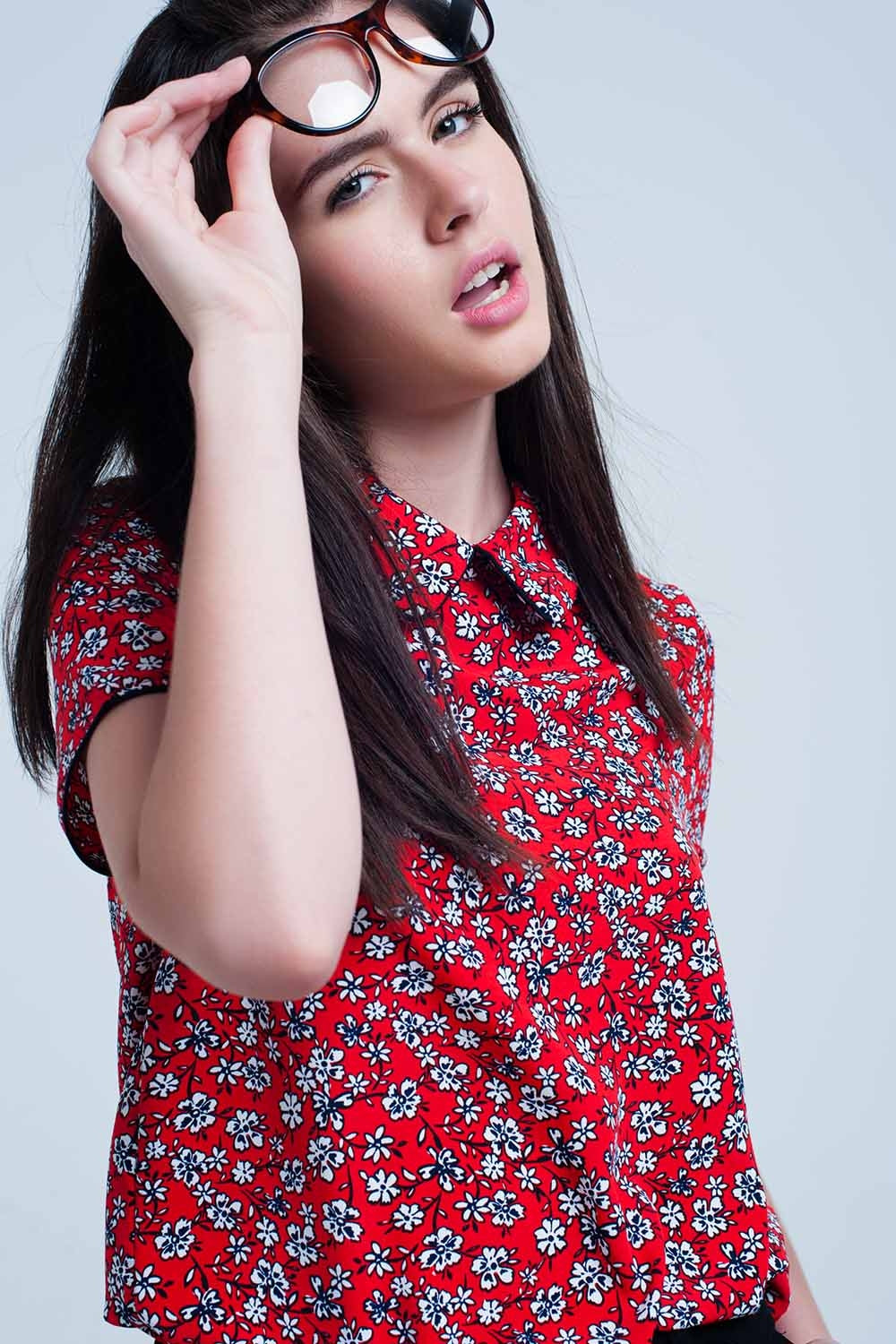 Camicia rossa con stampa di fiori bianchi