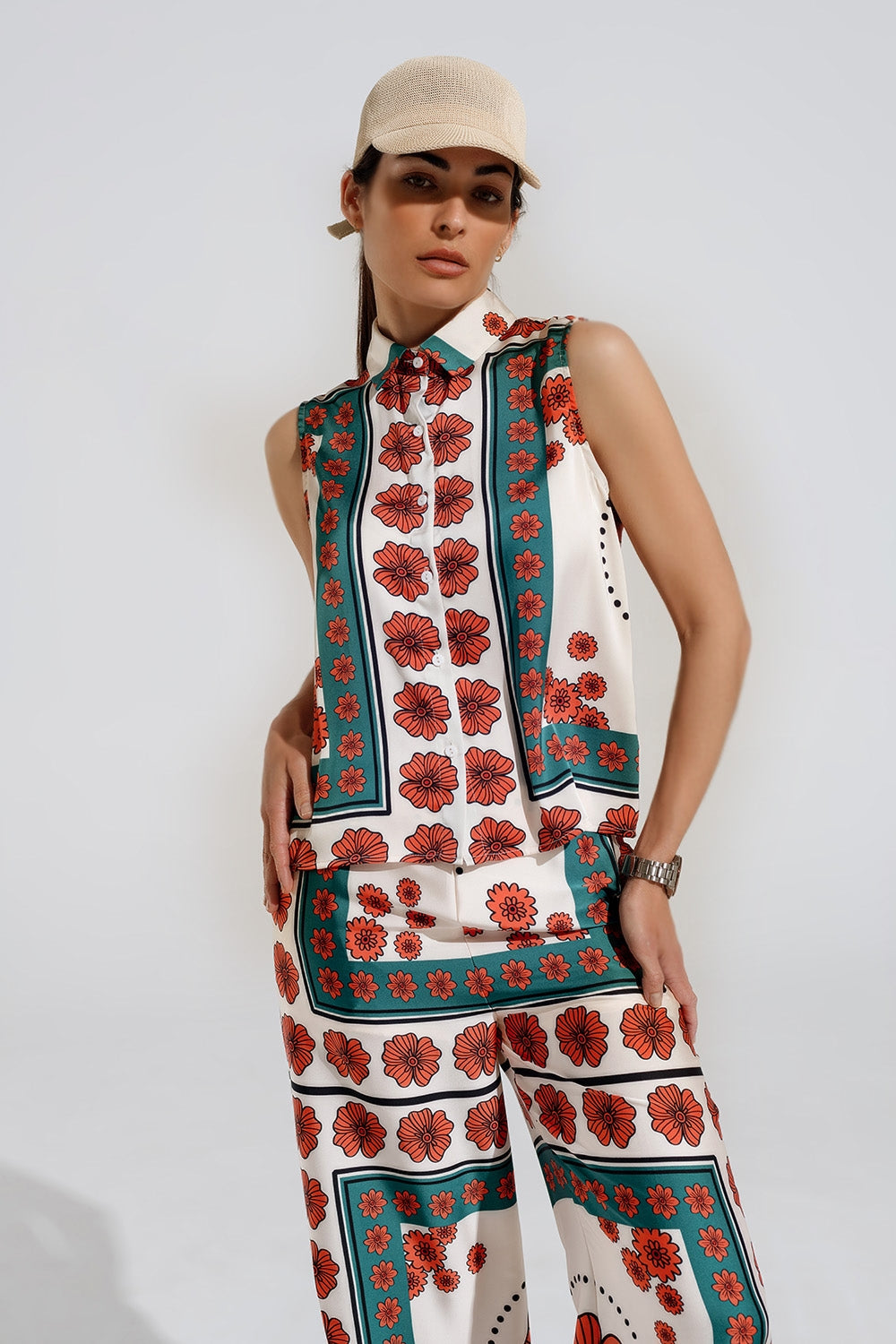 Camicia senza maniche color crema con disegno floreale