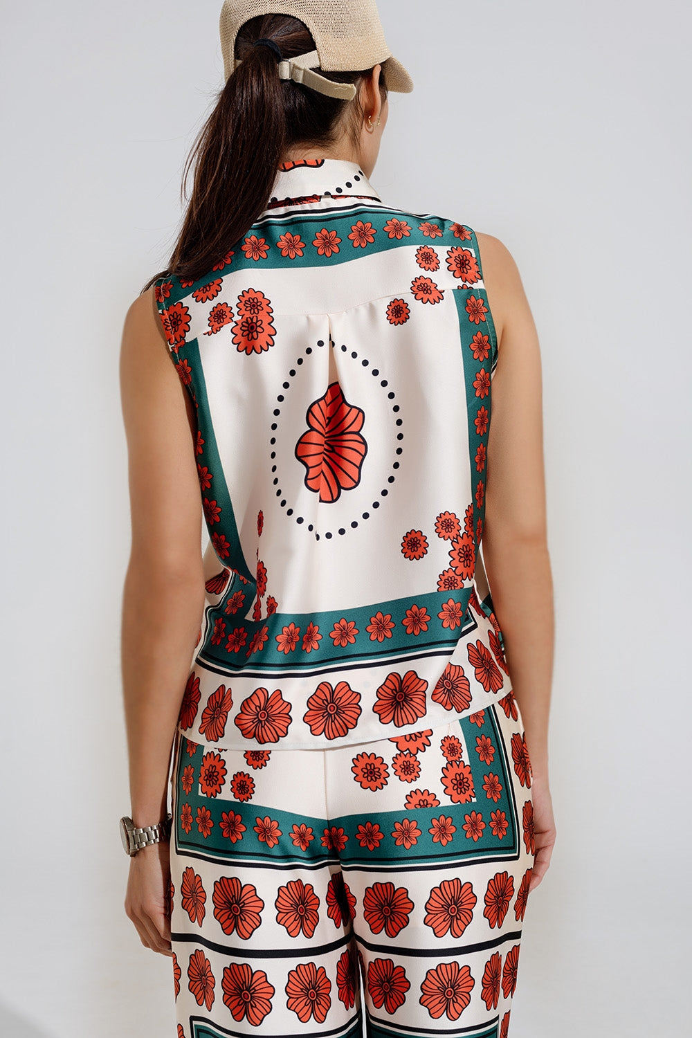 Camicia senza maniche color crema con disegno floreale