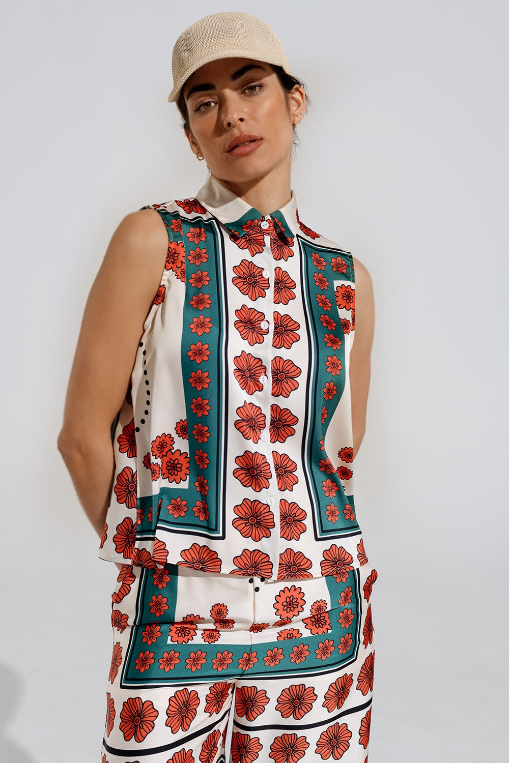 Camicia senza maniche color crema con disegno floreale