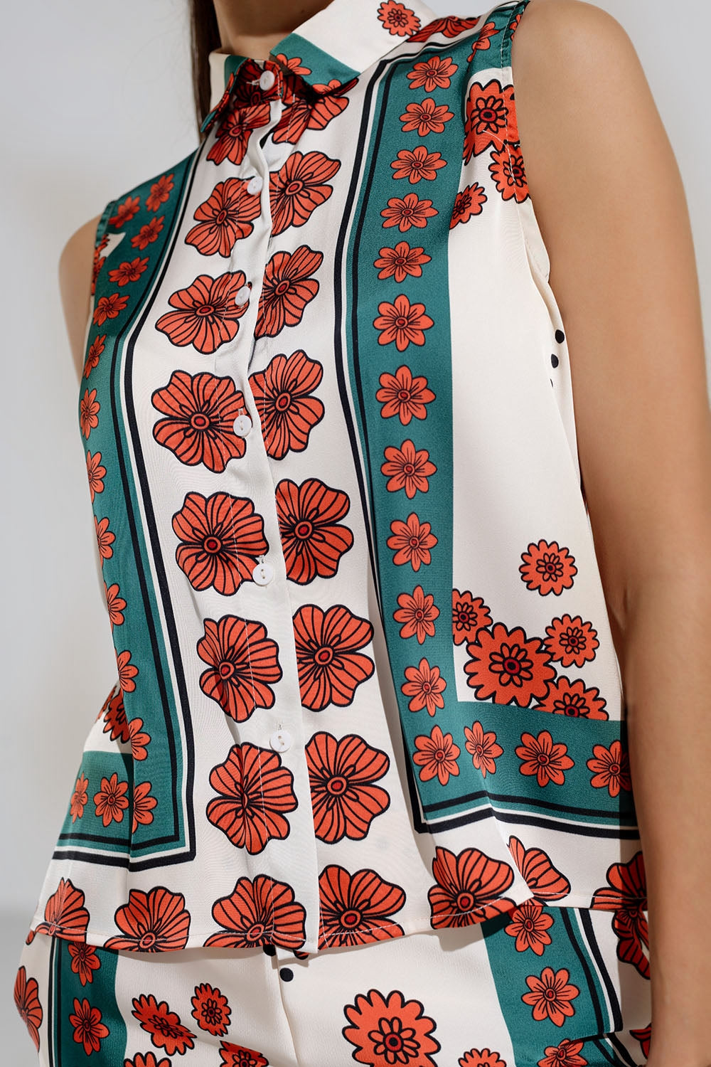 Camicia senza maniche color crema con disegno floreale