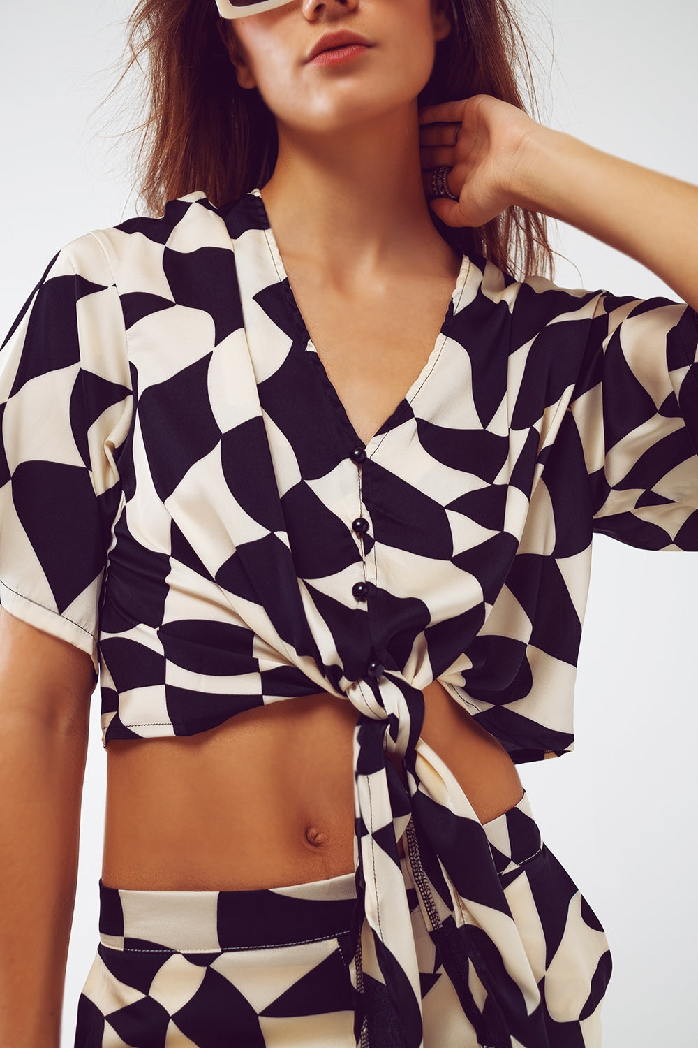 Camicia tagliata con nodo in stampa astratta bianca e nera di Bauhaus