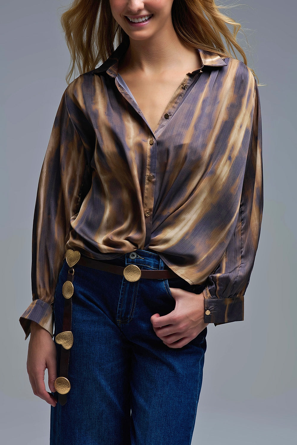 Camicia tie-dye effetto raso con righe marroni e cammello