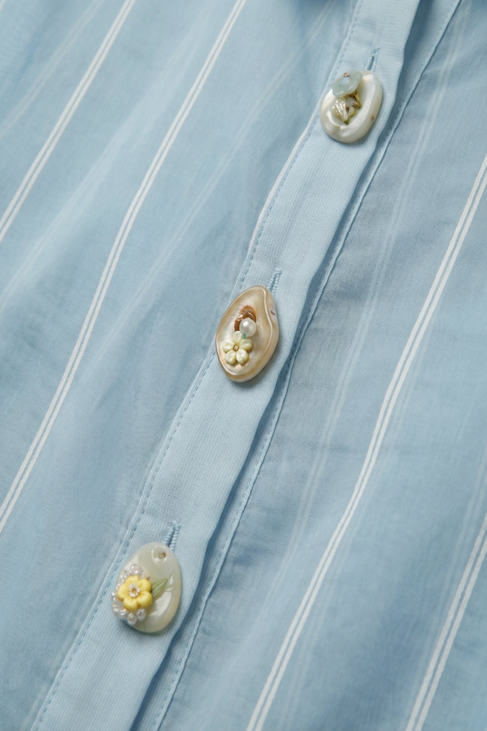 Camicia trasparente azzurro con bottoni vintage