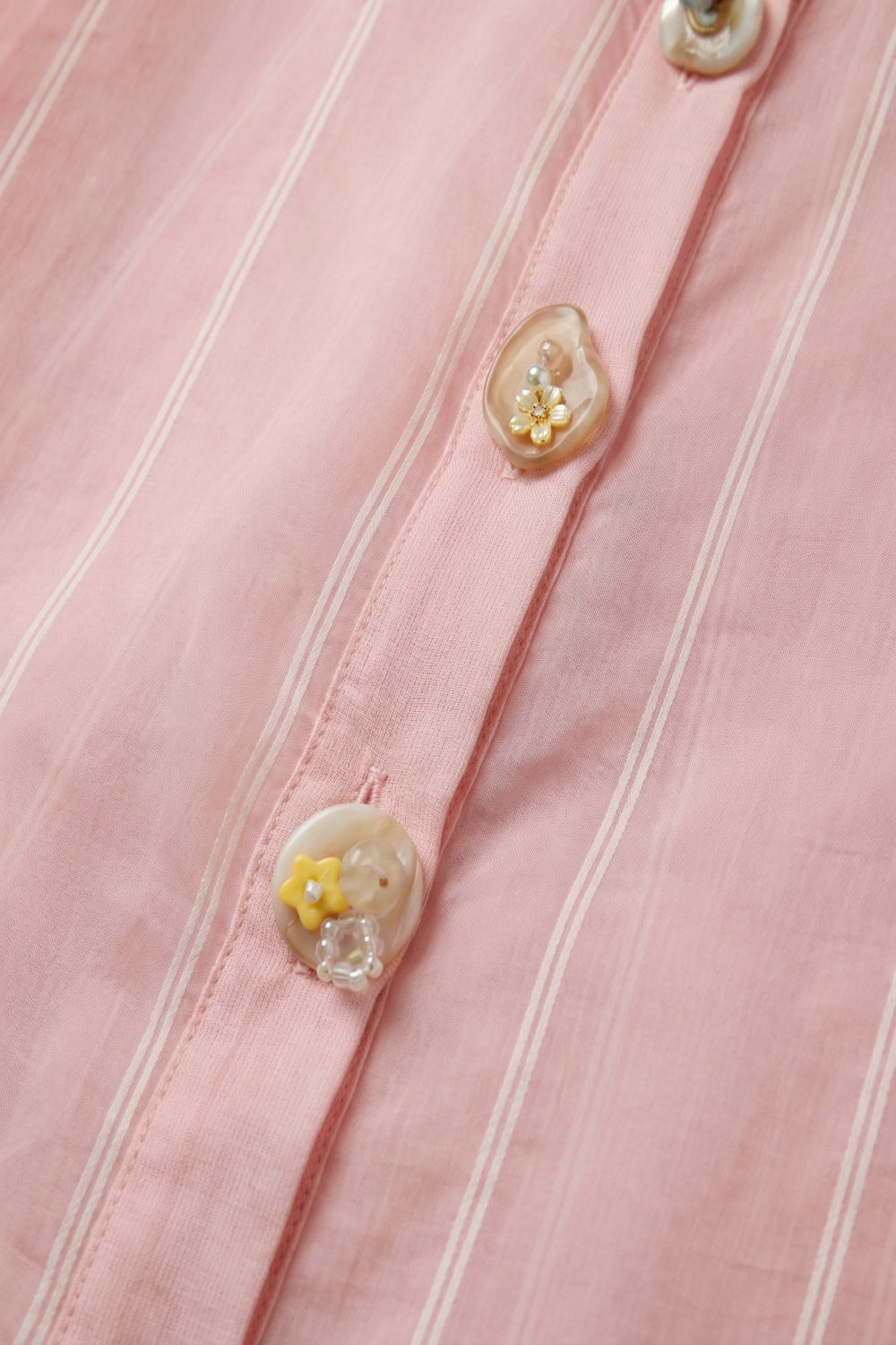 Camicia trasparente rosa con abbottonatura vintage
