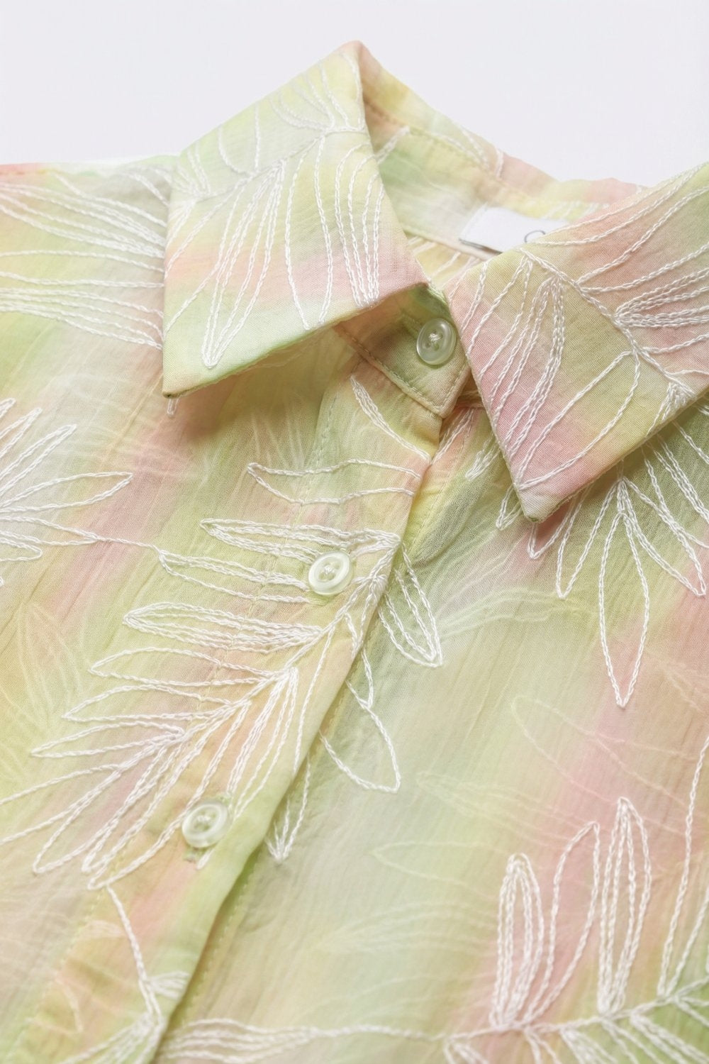 Camicia verde trasparente con stampa a foglie e tessuto semitrasparente