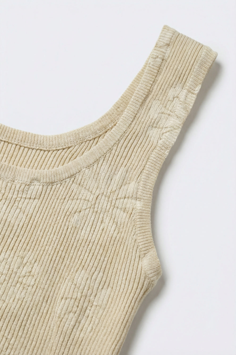 Canotta beige con ricamo floreale e maglia a coste