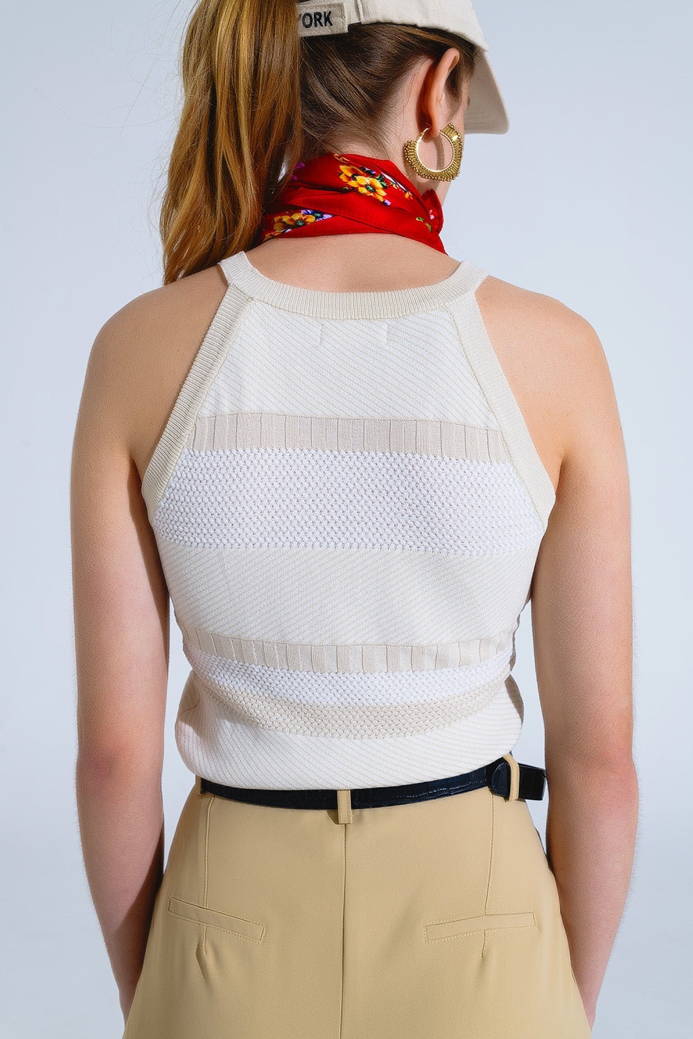 Canotta Halter beige con disegno a righe in diverse maglie