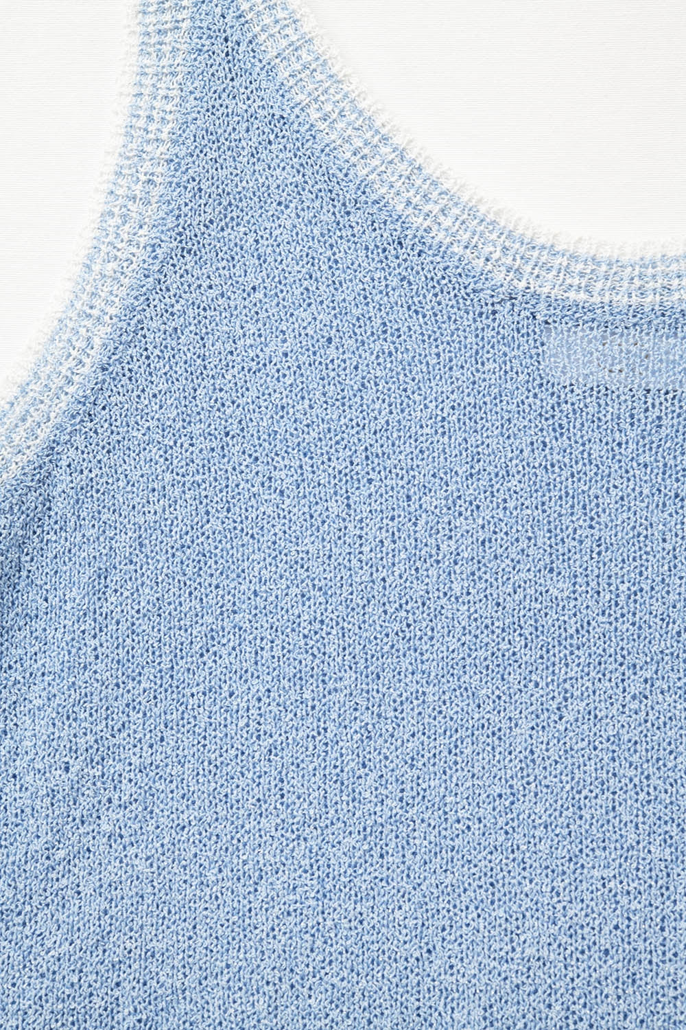 Canotta in maglia azzurra con finiture bianche