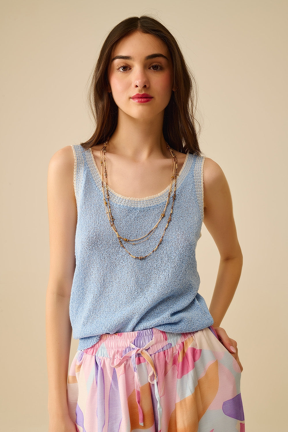 Q2 Canotta in maglia azzurra con finiture bianche