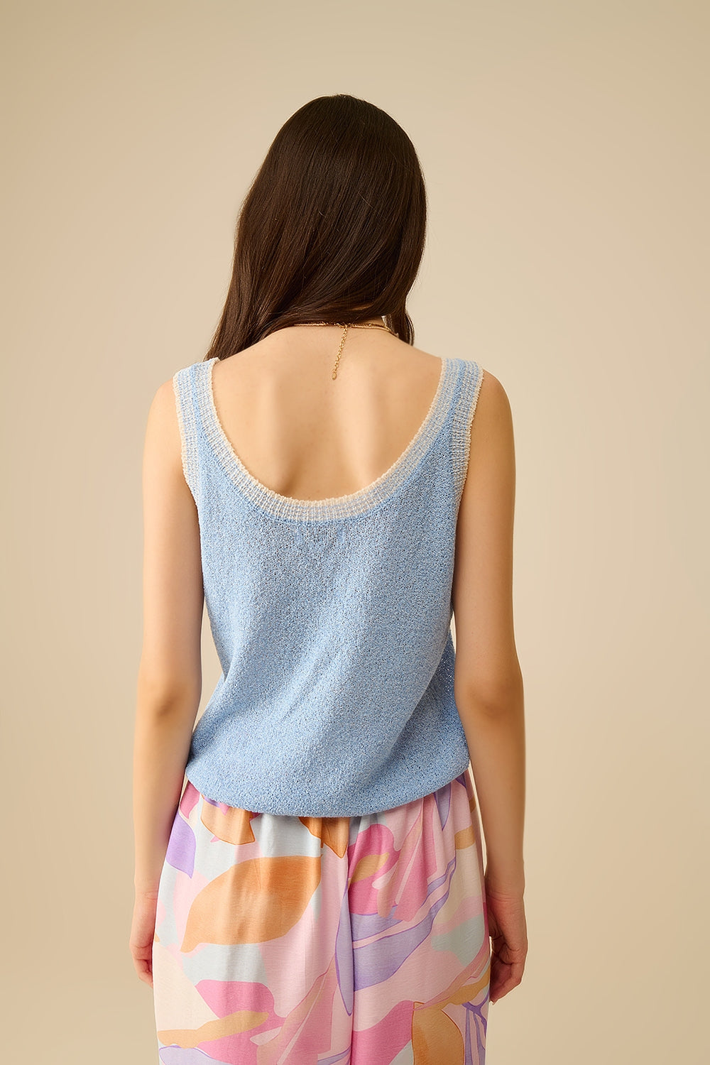 Canotta in maglia azzurra con finiture bianche