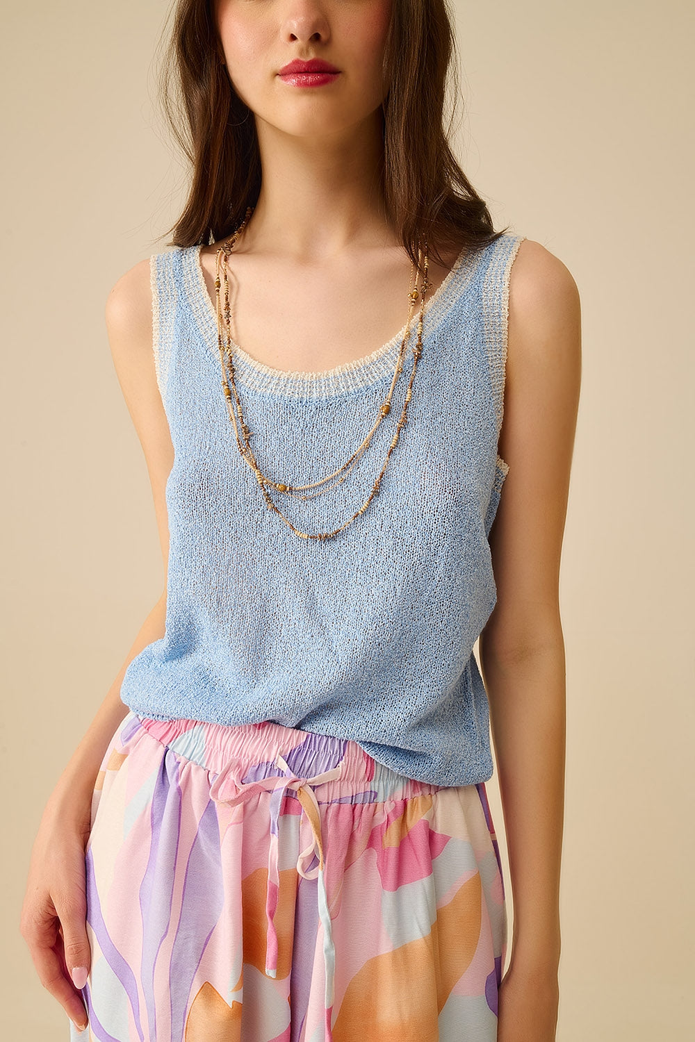 Canotta in maglia azzurra con finiture bianche