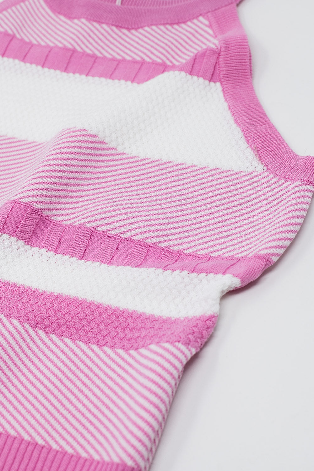 Canottiera rosa con disegno a righe in diverse maglie