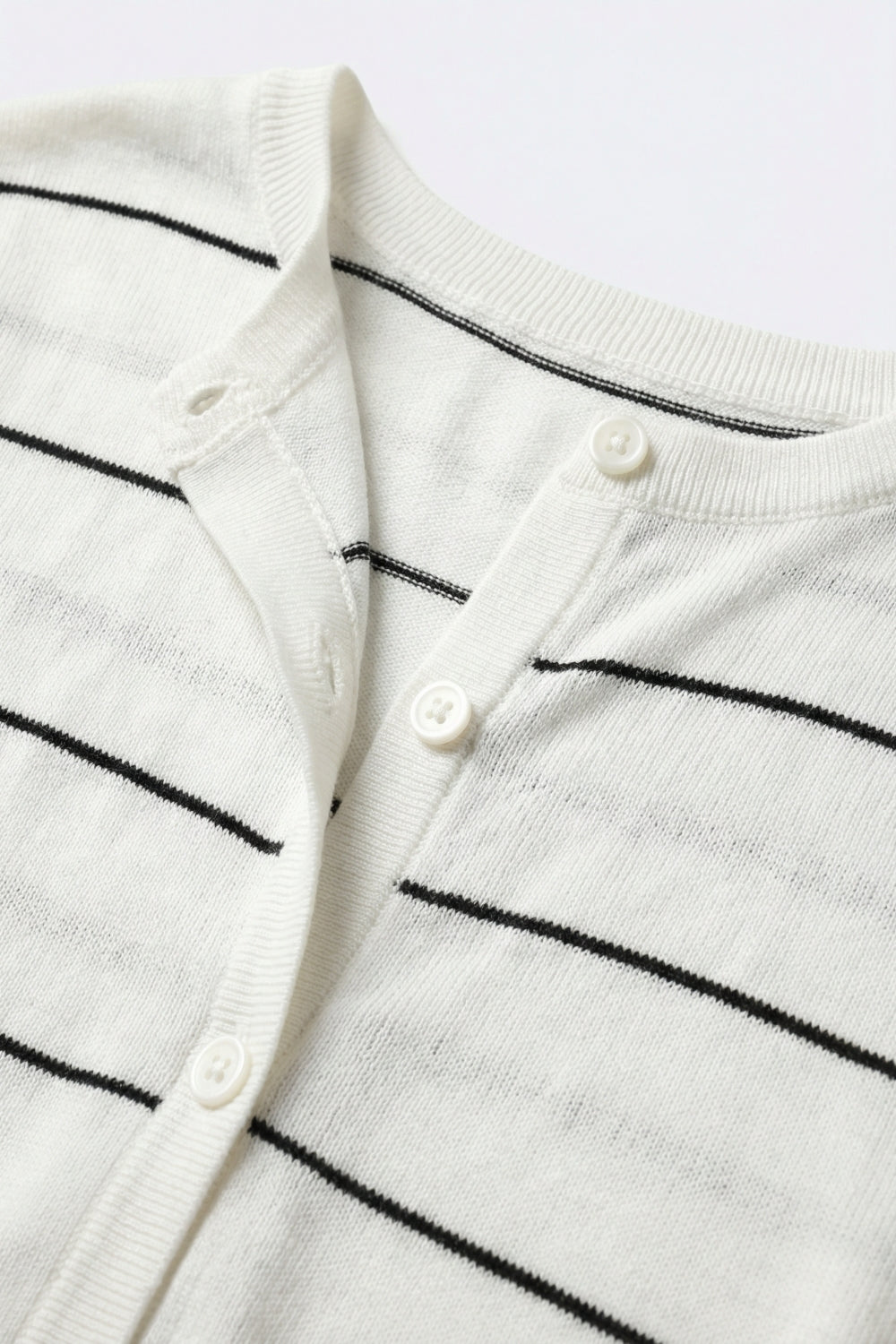 Cardigan a Maglia con Bottoni sul Davanti a Maniche Corte a Righe Bianche