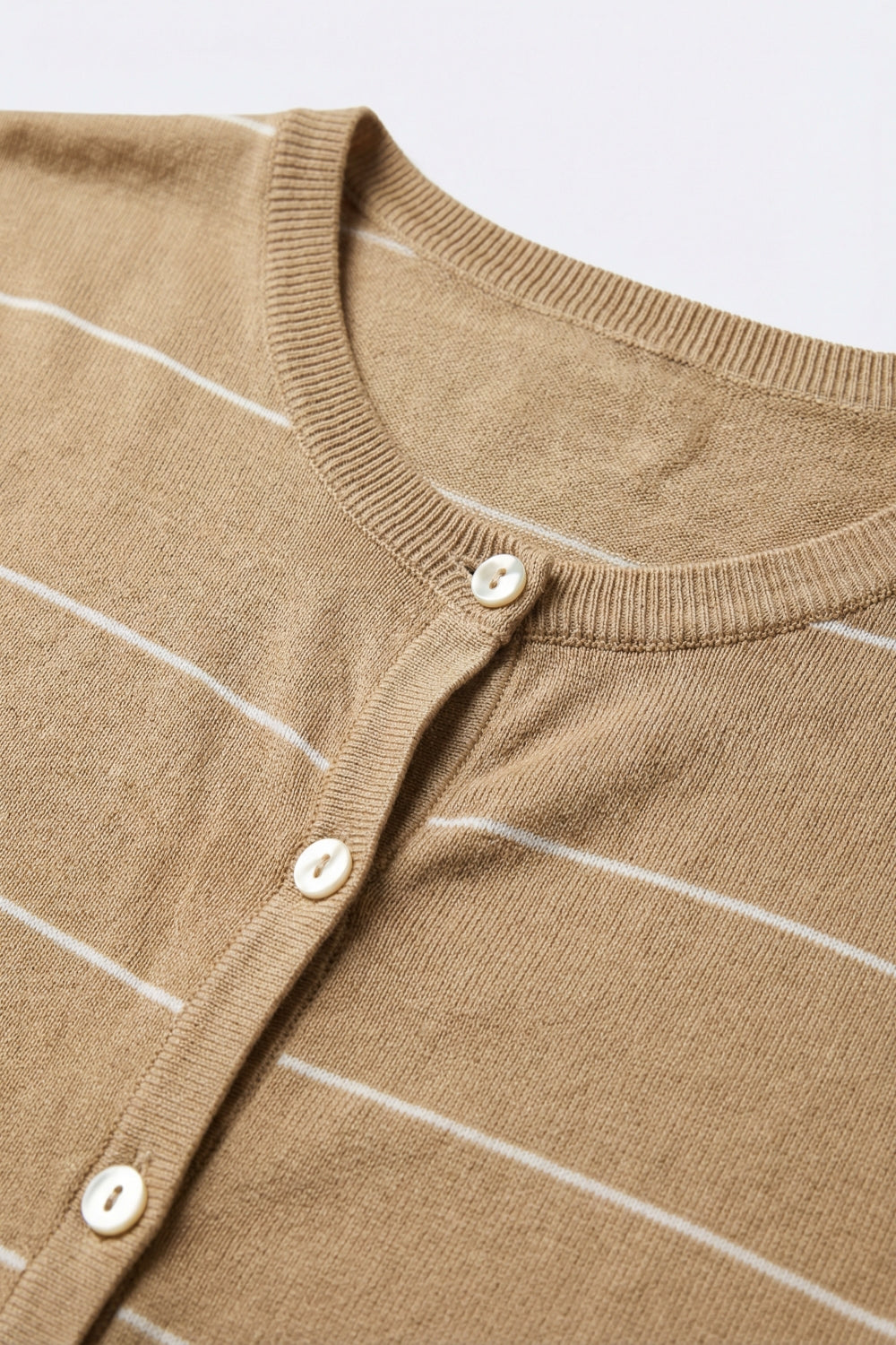 Cardigan a maniche corte con bottoni a righe color cammello