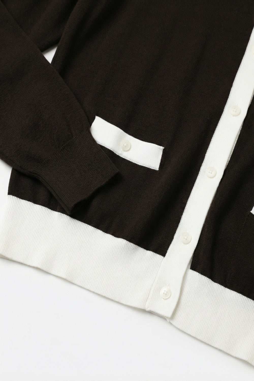 Cardigan a maniche lunghe marrone con bordi a contrasto