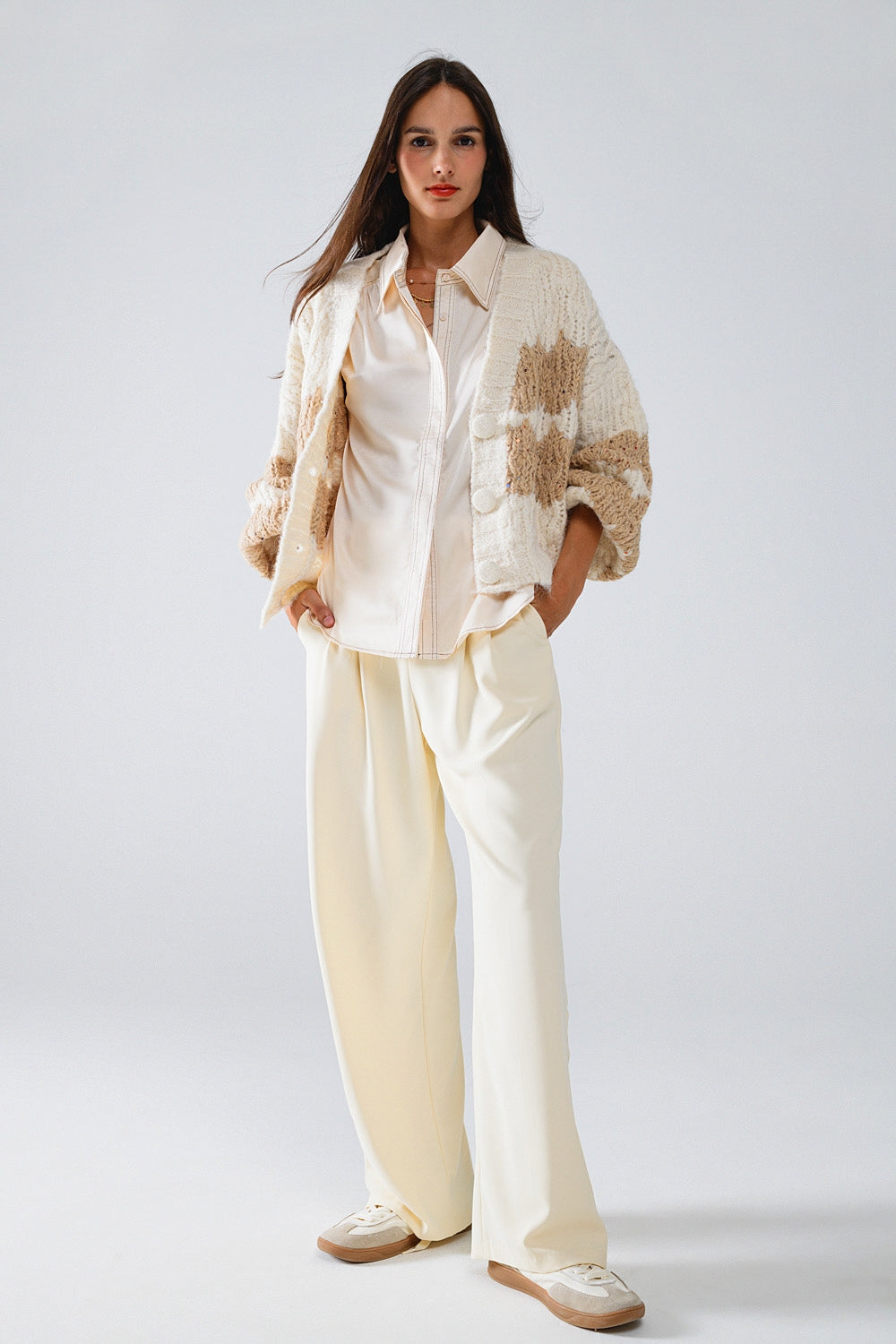 Cardigan a righe in maglia grossa con dettagli in paillettes in crema