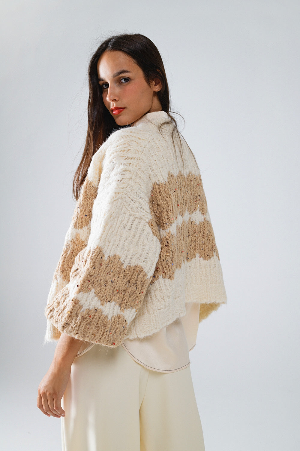 Cardigan a righe in maglia grossa con dettagli in paillettes in crema