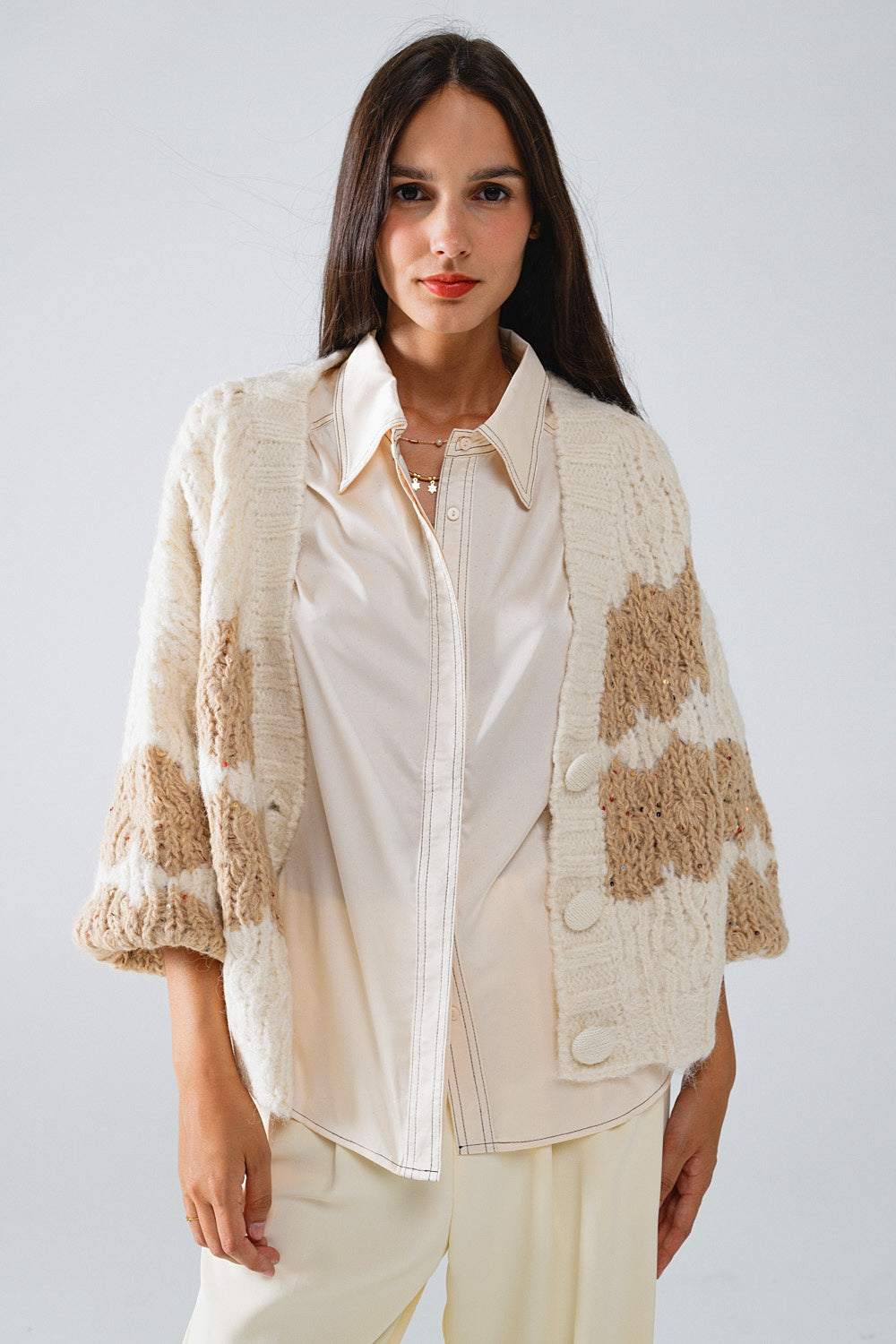 Cardigan a righe in maglia grossa con dettagli in paillettes in crema