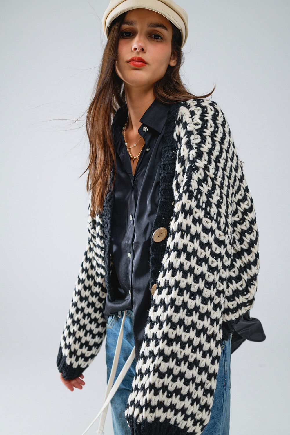 Cardigan a scacchi con grossi bottoni di legno in bianco e nero