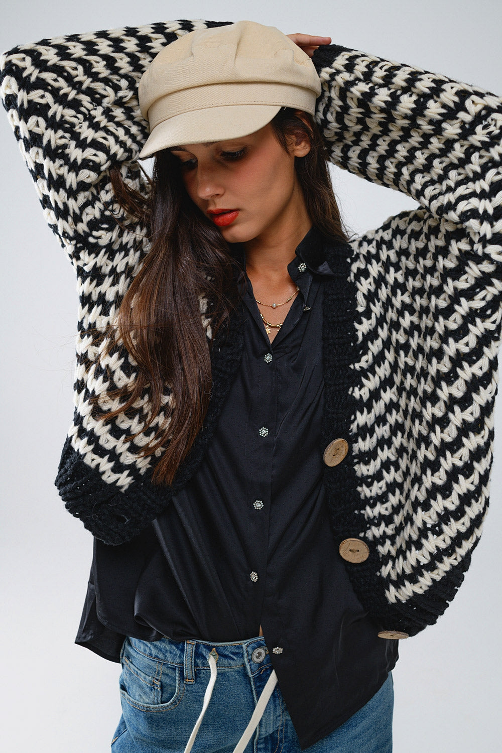 Cardigan a scacchi con grossi bottoni di legno in bianco e nero