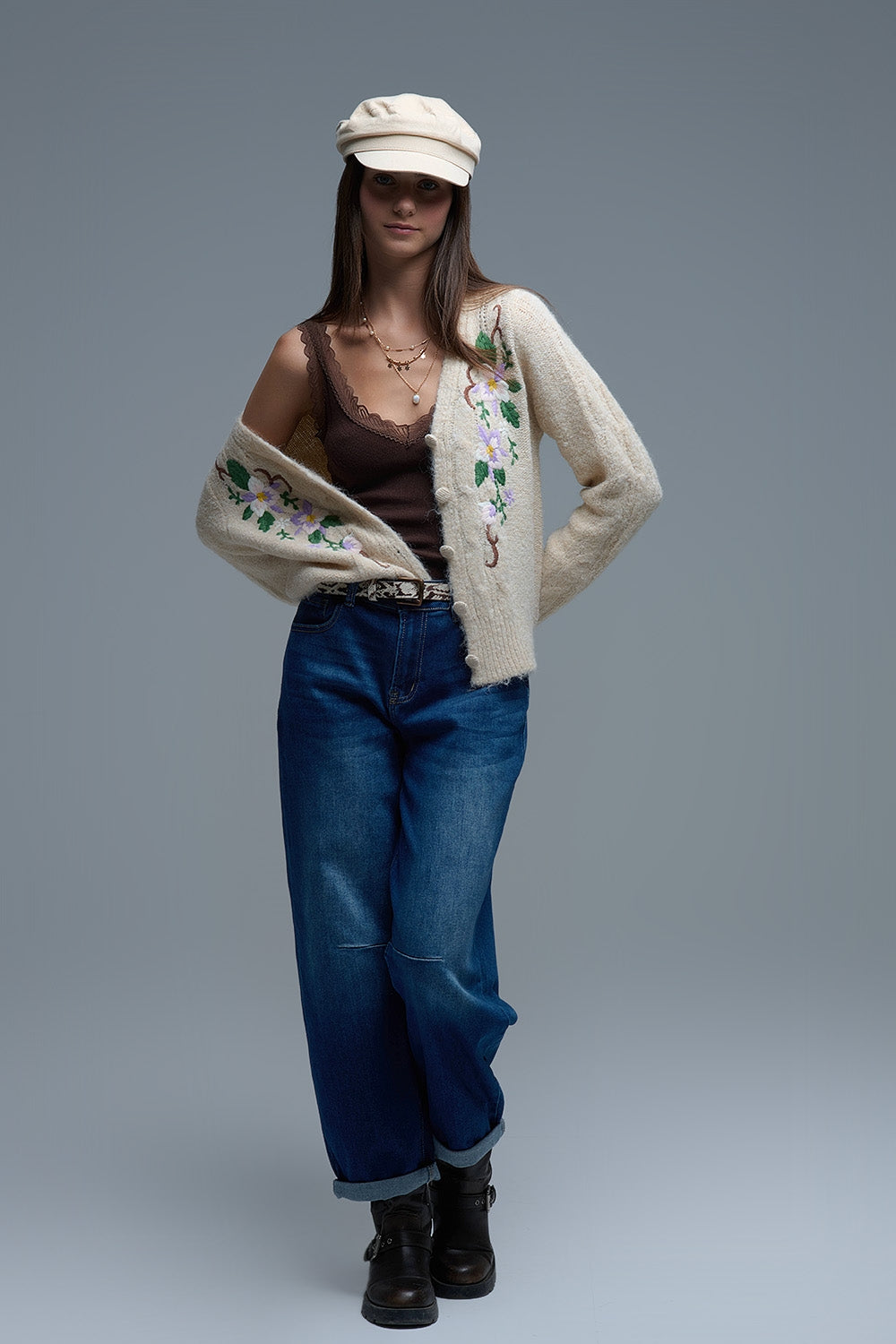 Cardigan beige in maglia a cavo con fiori ricamati