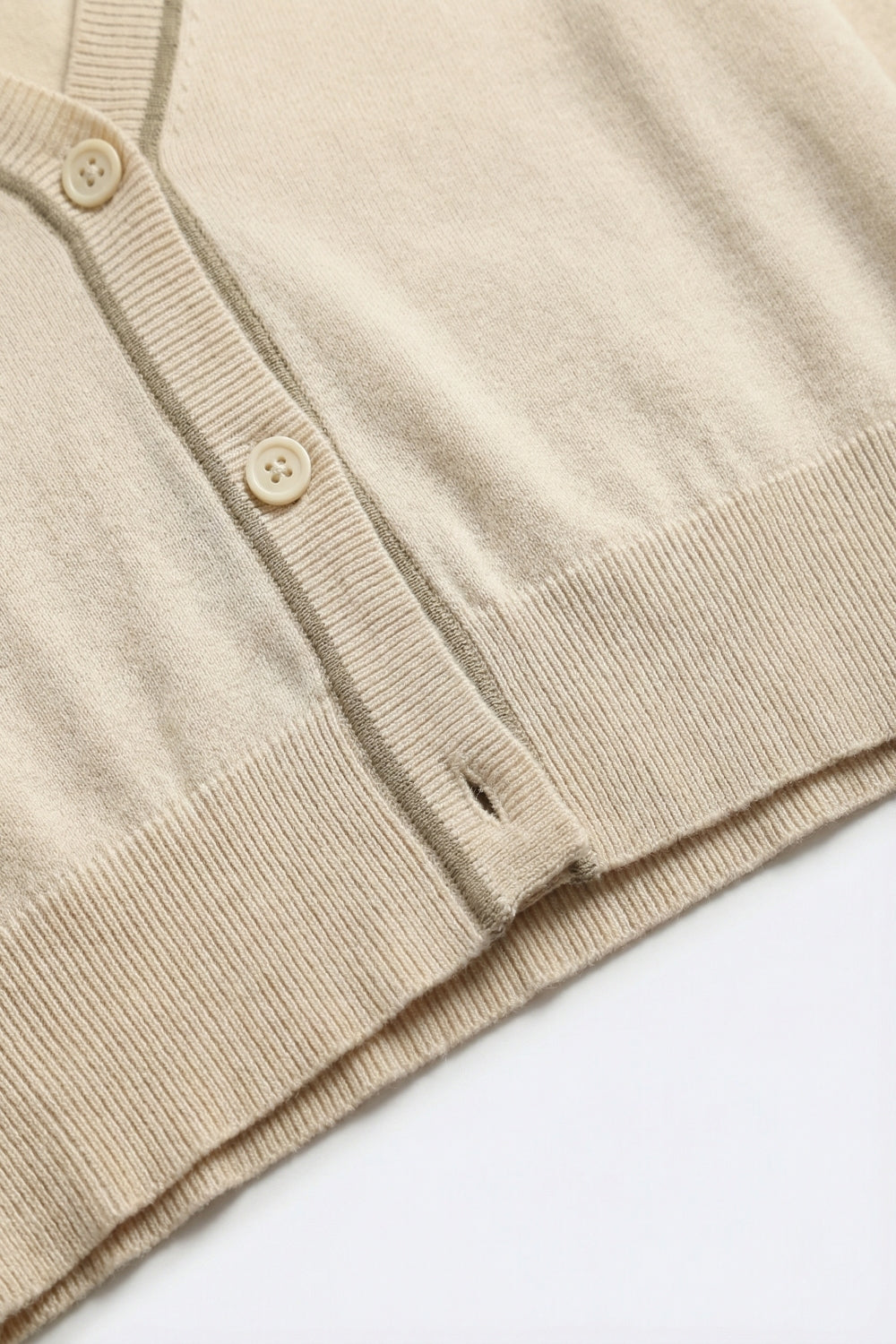 Cardigan beige in maglia fine con rifiniture a contrasto in marrone