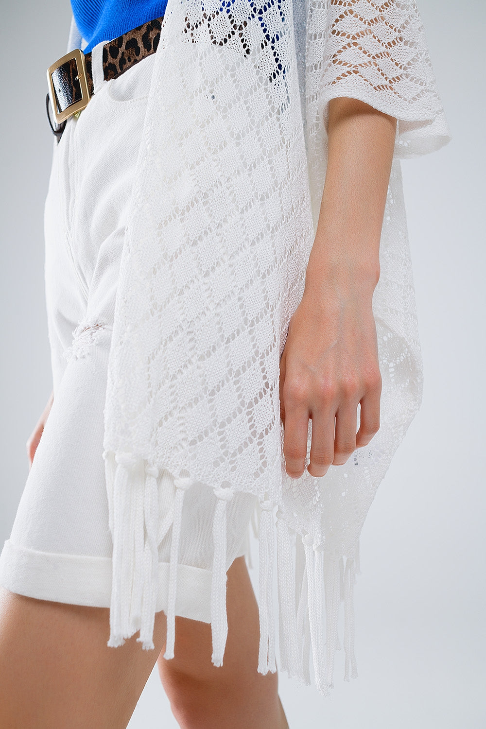 Cardigan bianco aperto con frange e maniche a 3/4