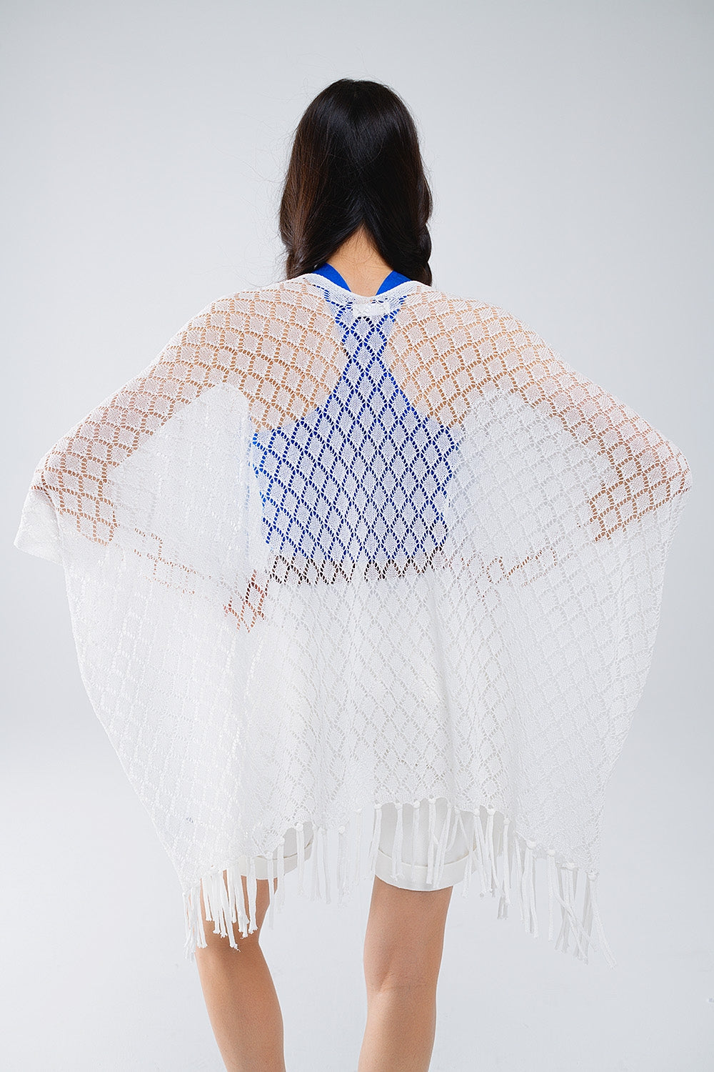 Cardigan bianco aperto con frange e maniche a 3/4
