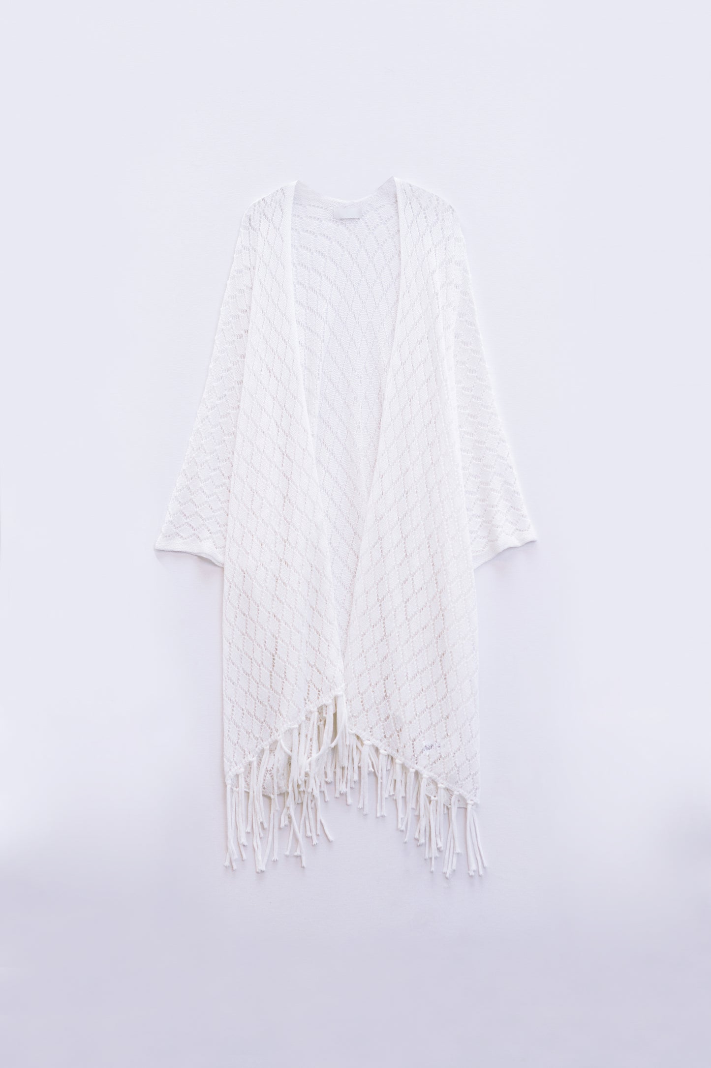 Cardigan bianco aperto con frange e maniche a 3/4