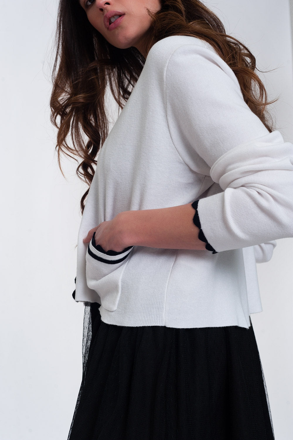 Cardigan bianco con finiture a contrasto