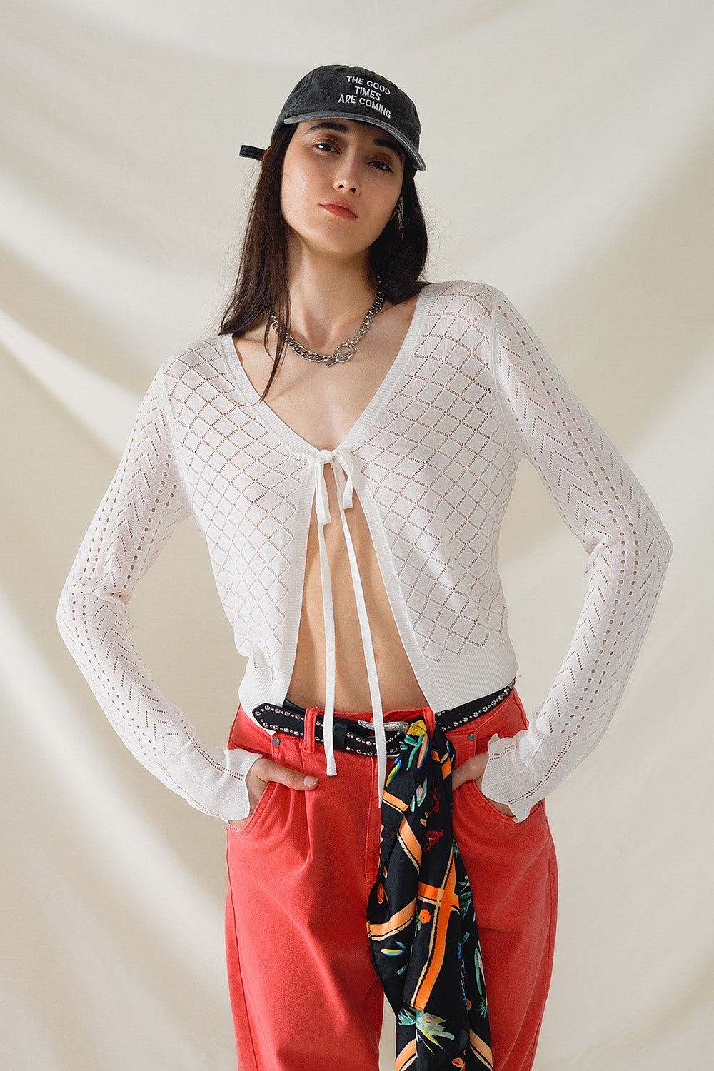 Cardigan bianco con stampa argyle e chiusura a cravatta
